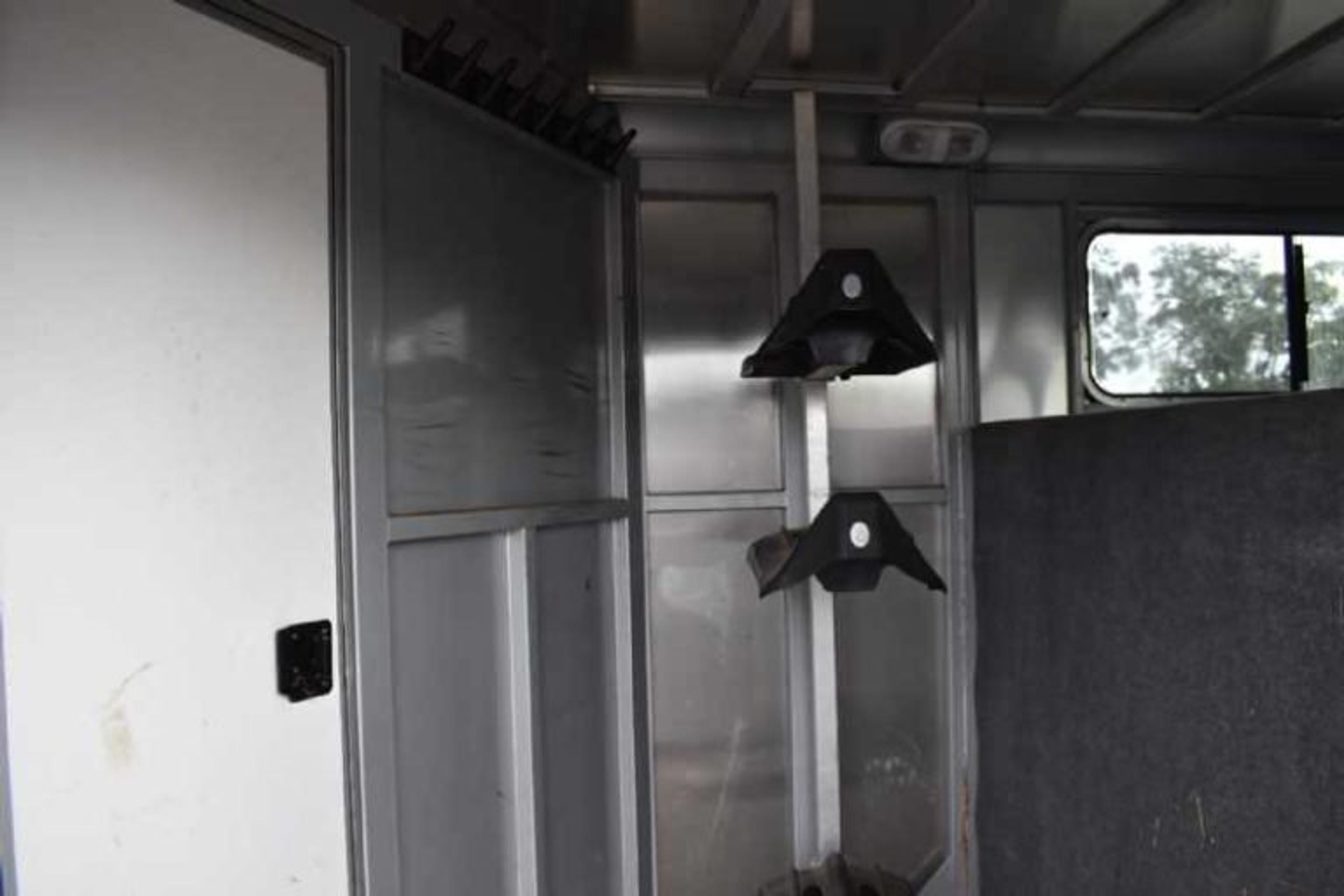 2018 Adam 7304GN 3 Horse Trailer — view 15