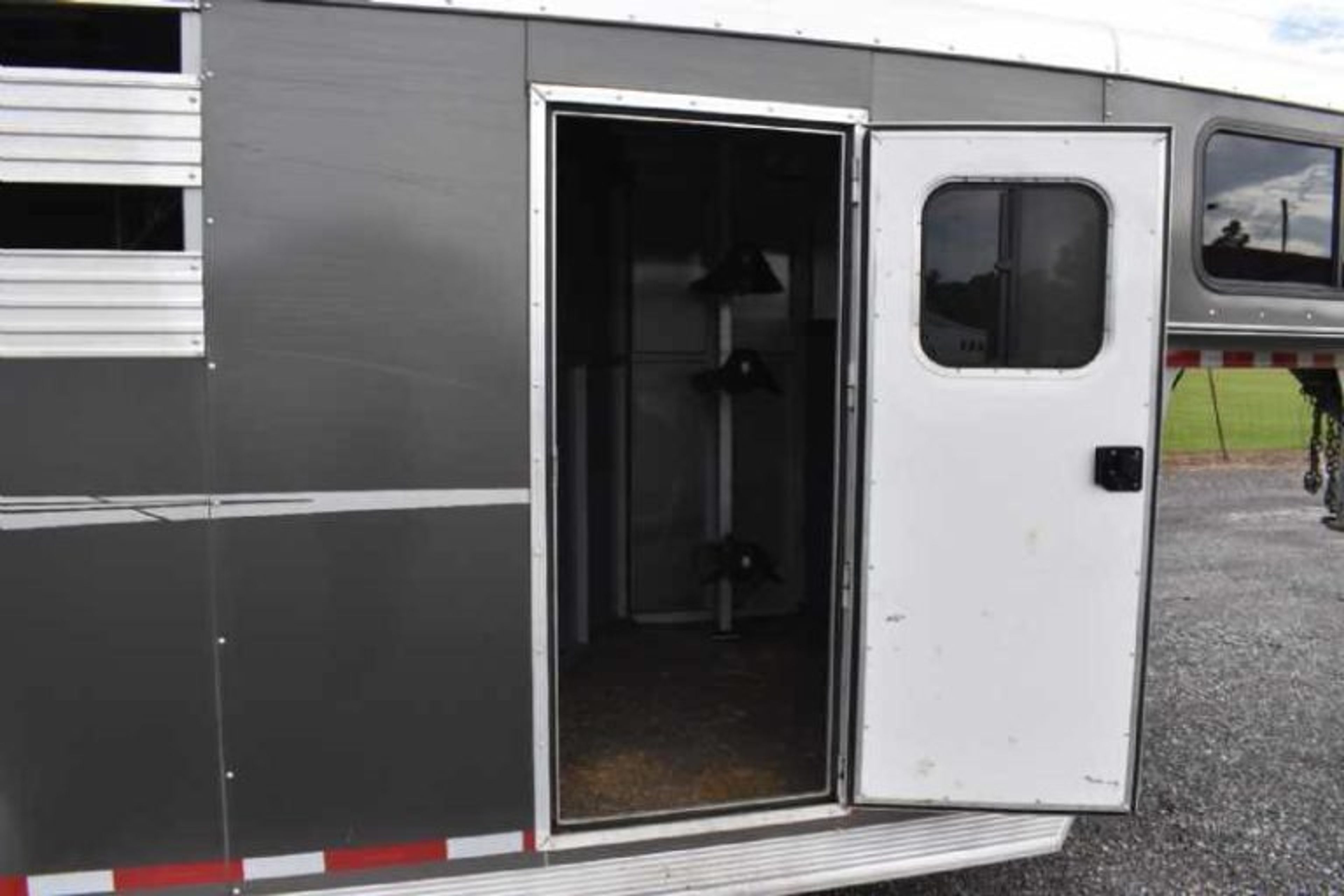 2018 Adam 7304GN 3 Horse Trailer — view 4