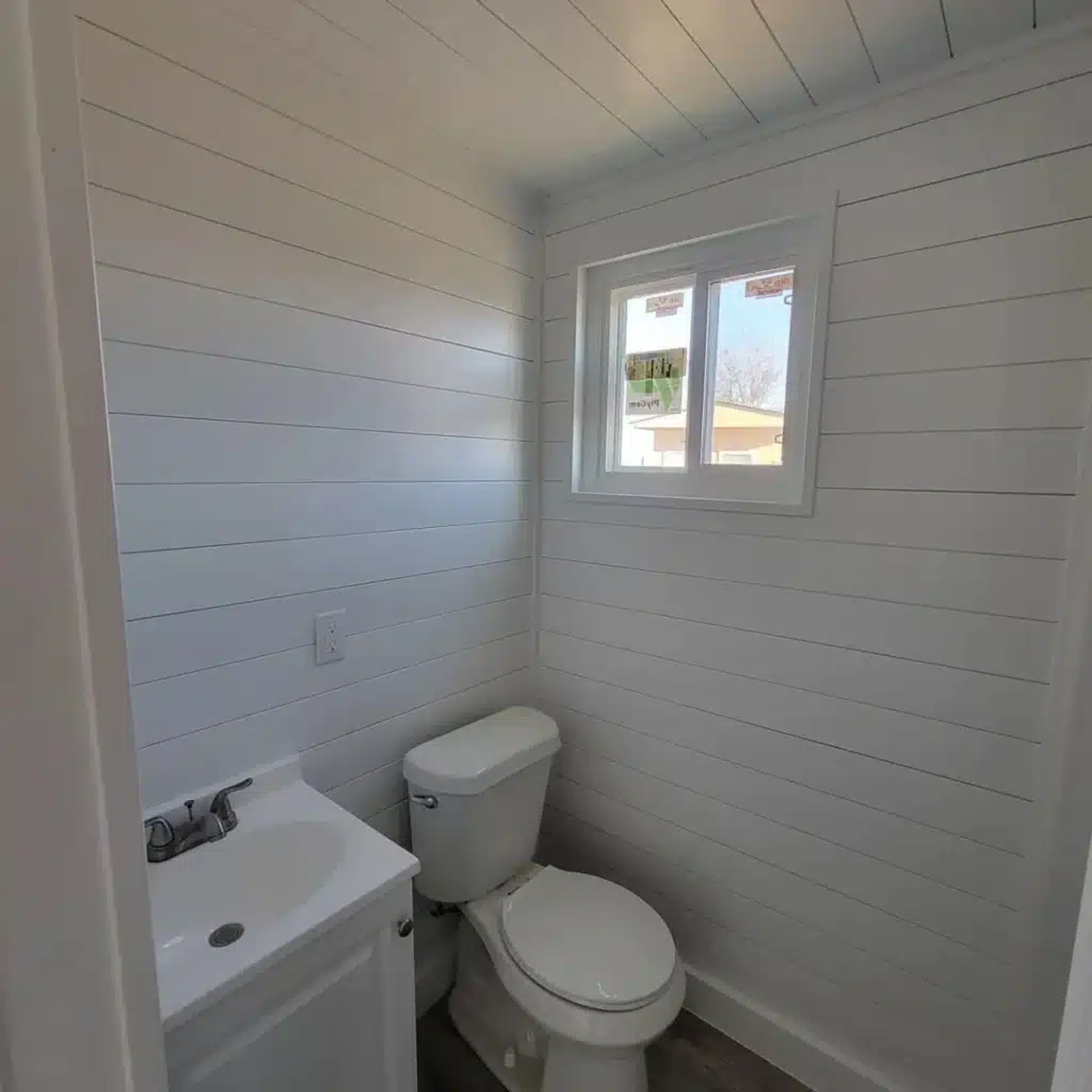 Custom 20ft Shipping Container House — view 5