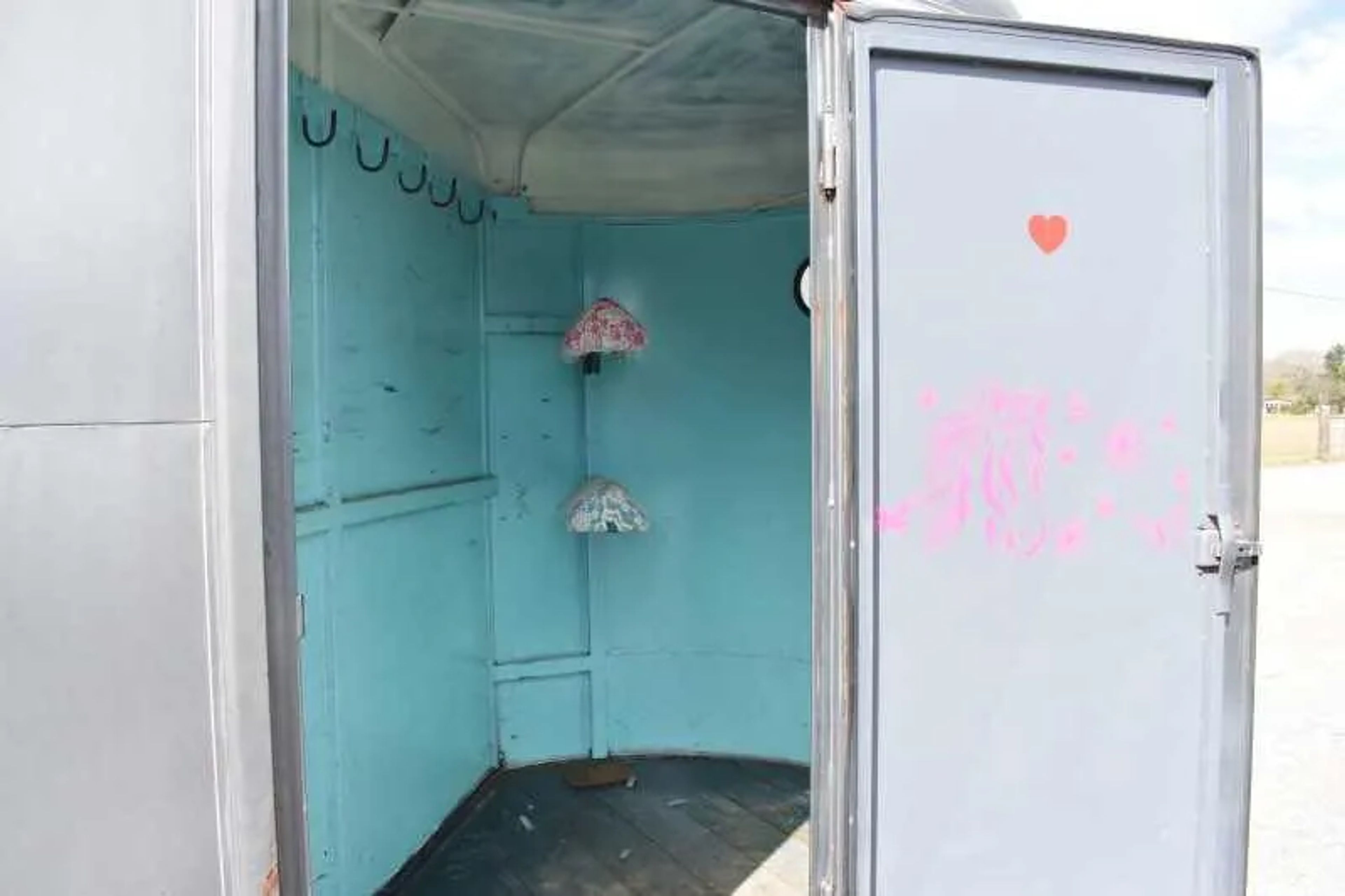 2007 WW 2HSL 2 Horse Trailer — view 11
