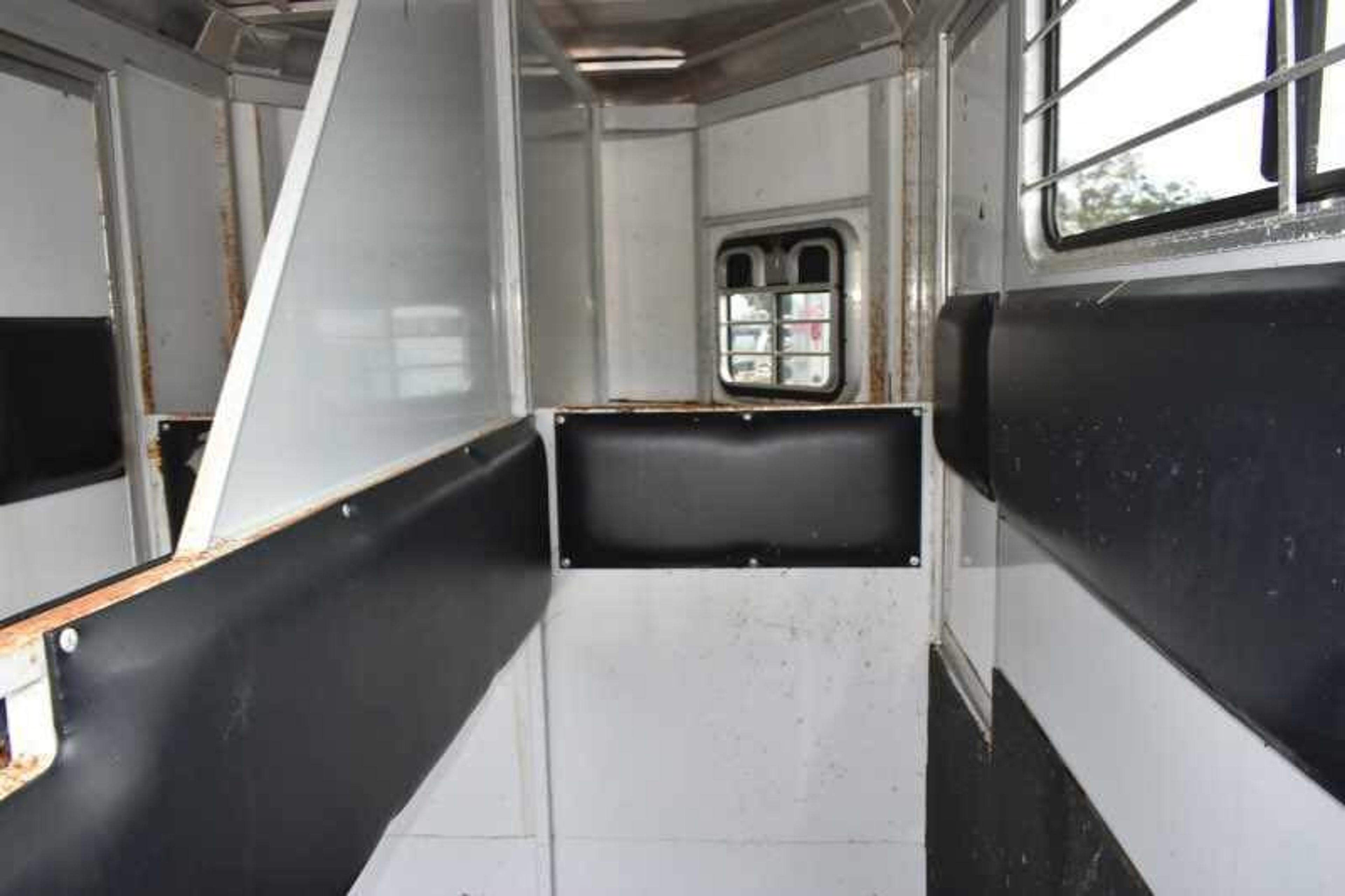 2001 CM Odyssey 2 Horse Trailer — view 17