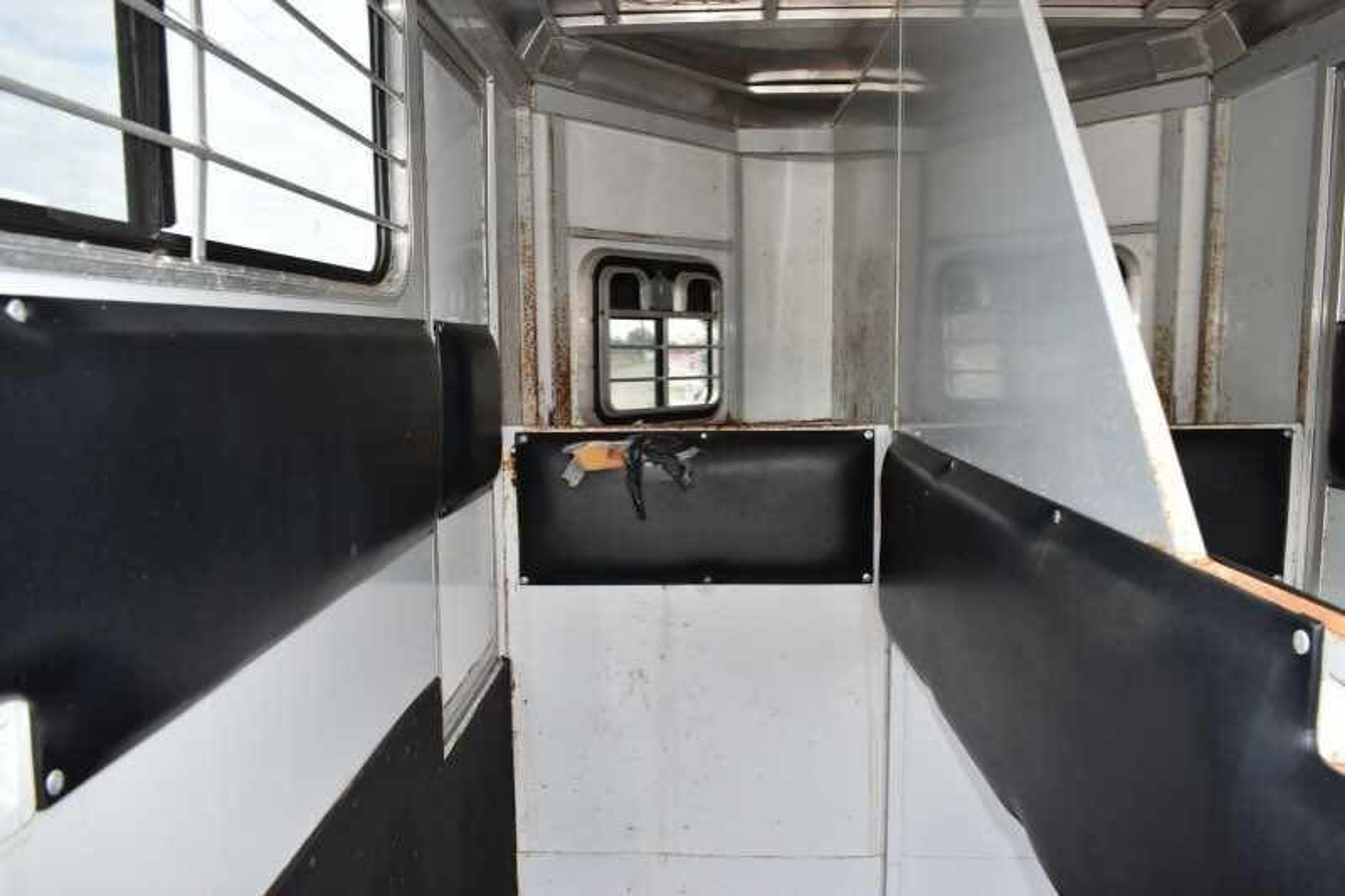 2001 CM Odyssey 2 Horse Trailer — view 11