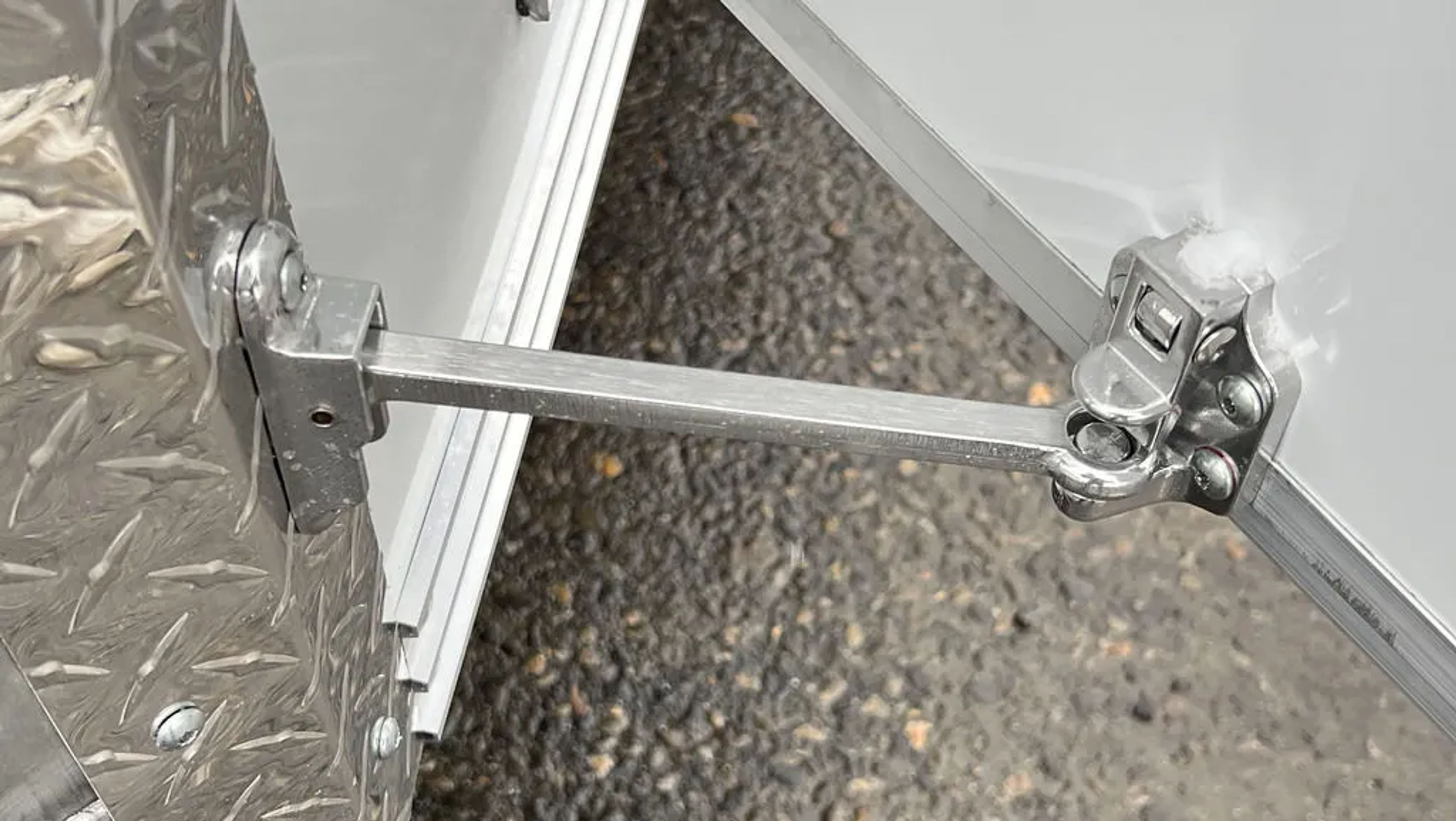 2024 E-Z Hauler 7×24 Aluminum 4-Place Drive In/Out w/Tapered Ramps, Rear Canopy — view 10