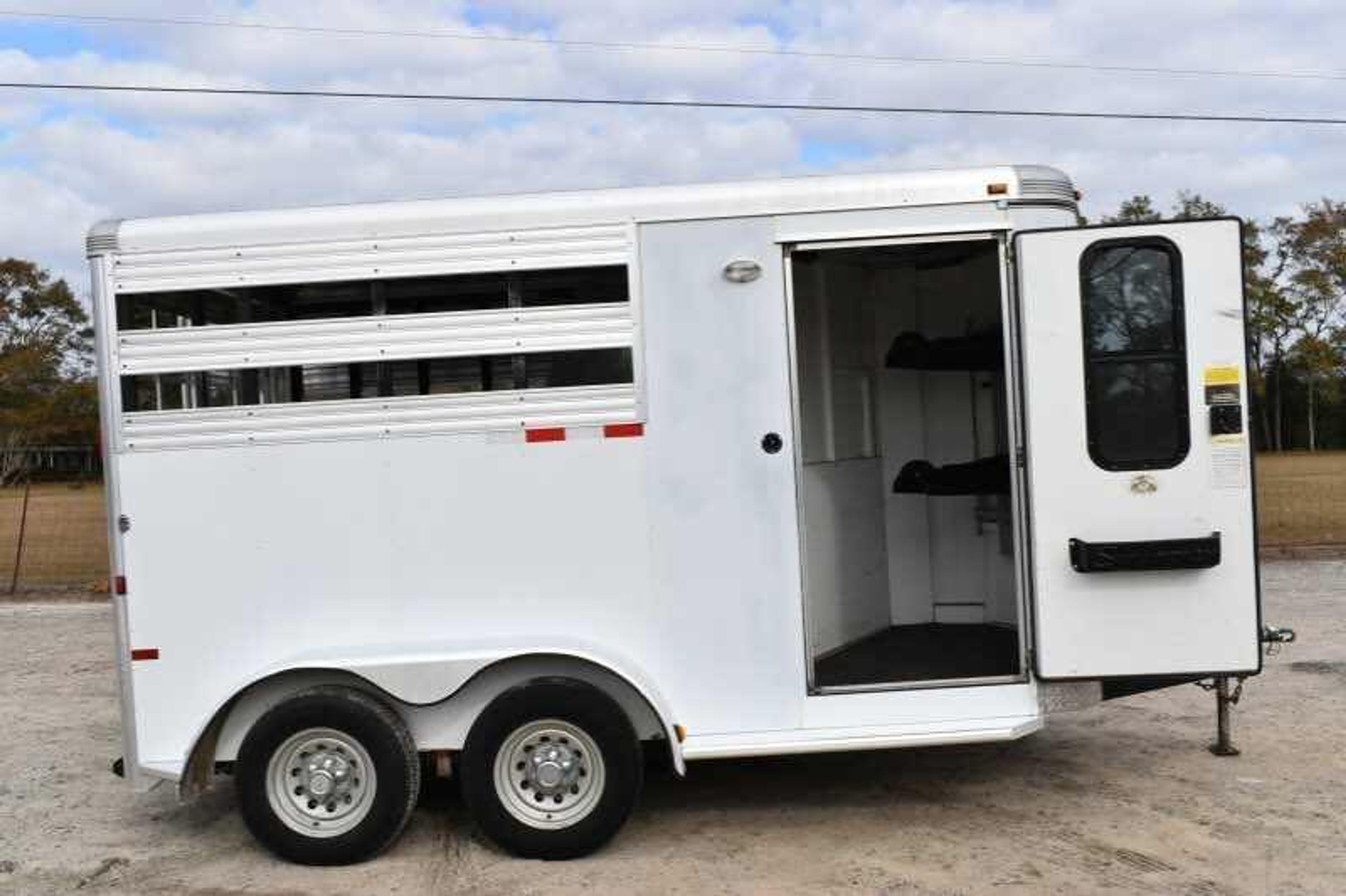 2005 Sundowner Sunlite 2 Horse Trailer — view 4