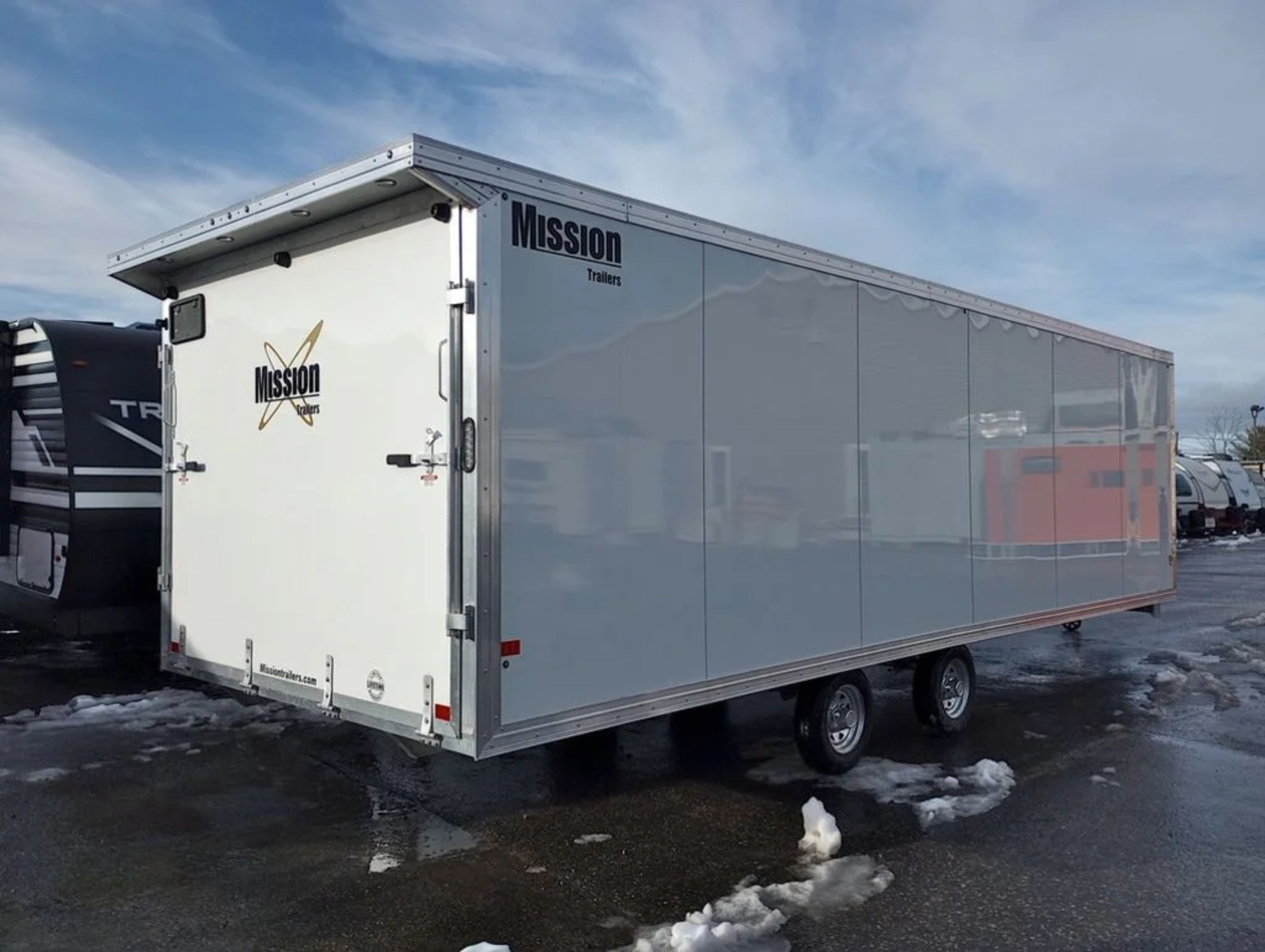 2024 Mission Trailers 101×24 Aluminum 4/5-Place Drive In/Out Deckover — view 2