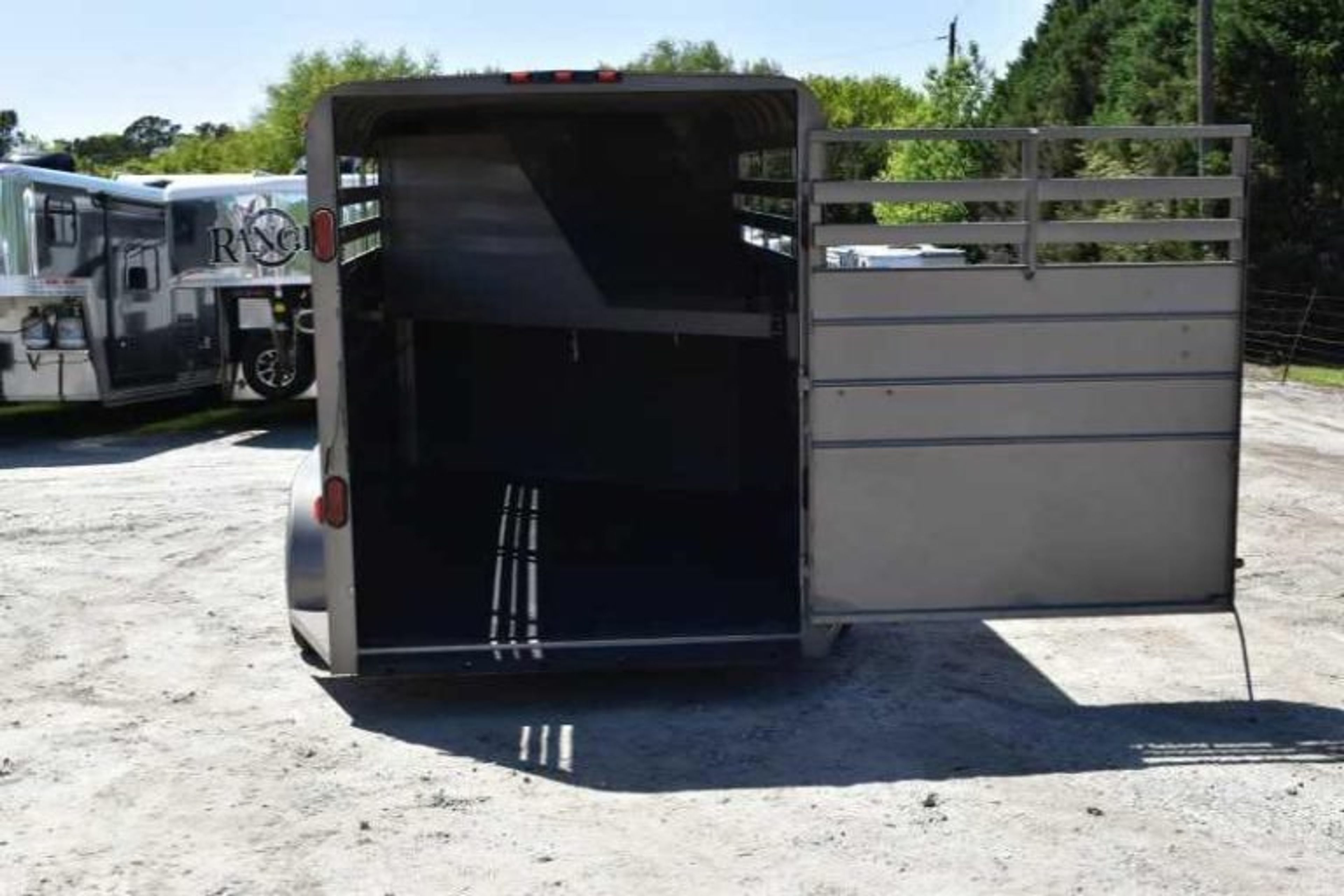 2017 CM 3HSLBP 3 Horse Trailer — view 2