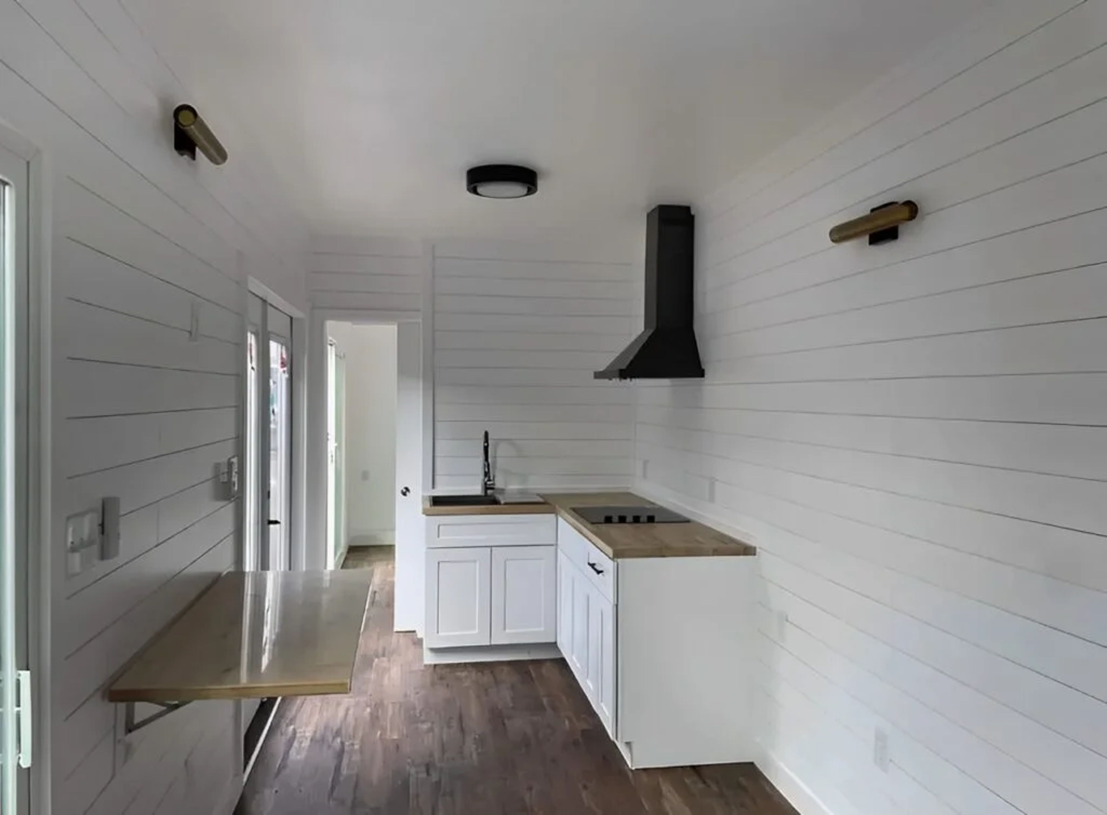 Customized 40ft Shipping Container Made into Luxurious 1 Bedroom — view 3