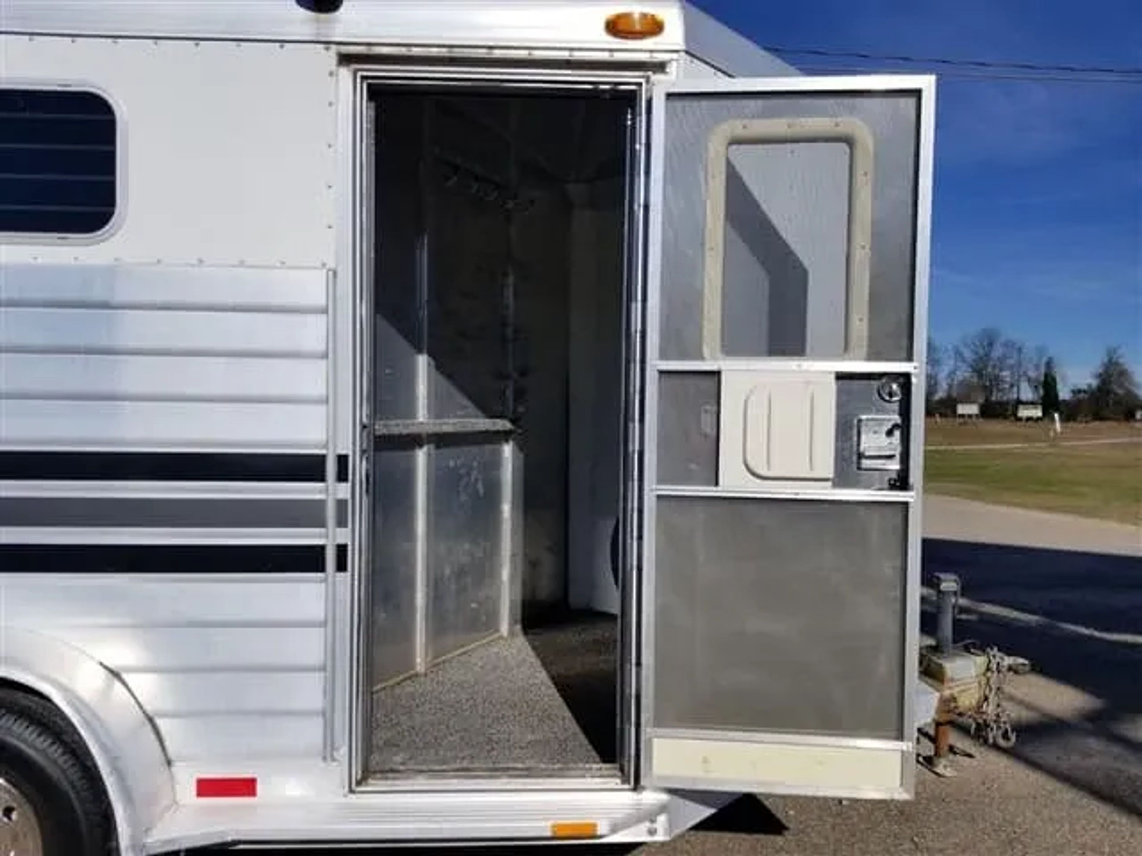 2001 4 Star 2 Horse Bumper Pull Slant Load — view 8
