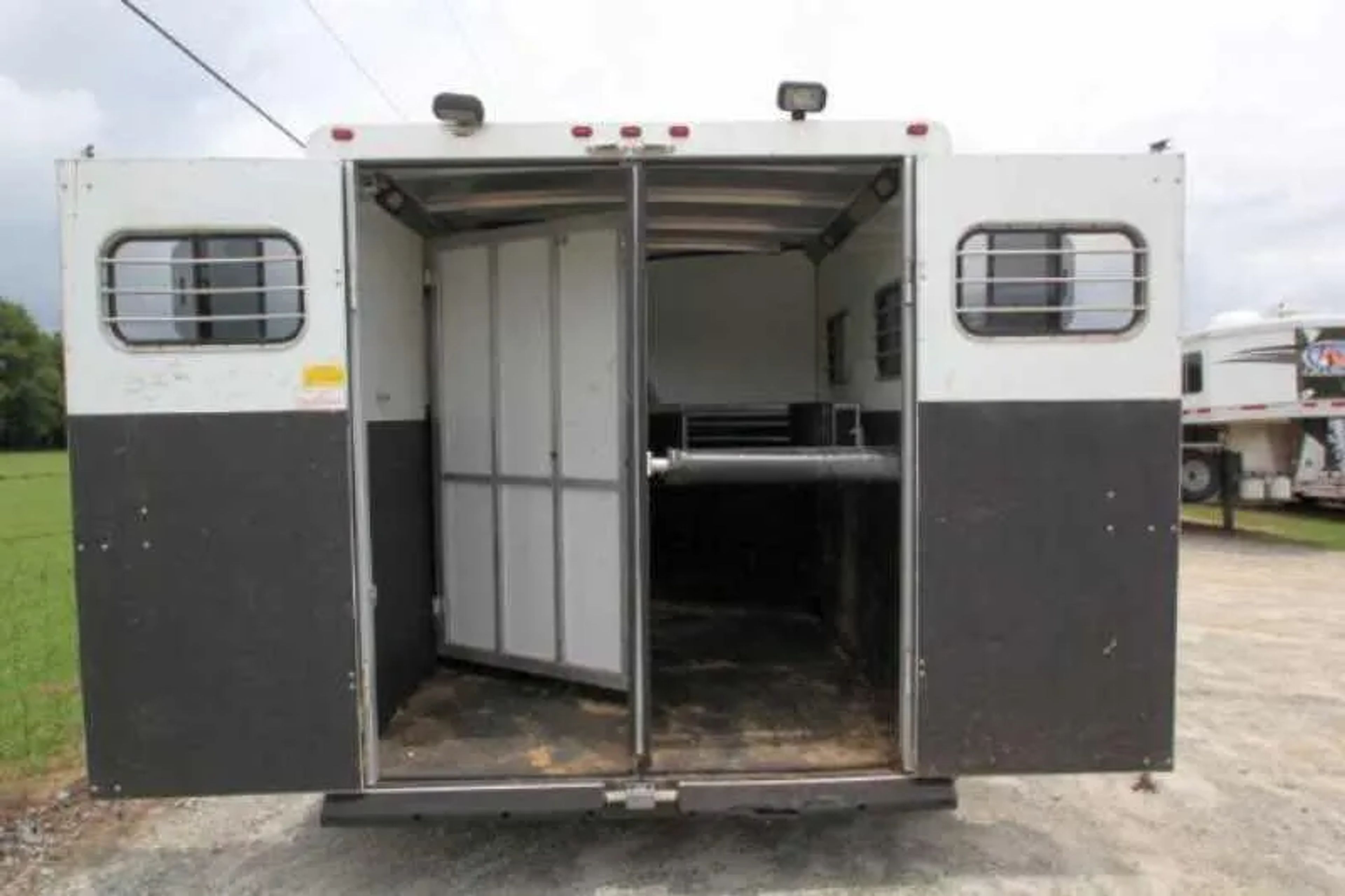 2003 Sundowner 2 Horse — view 6