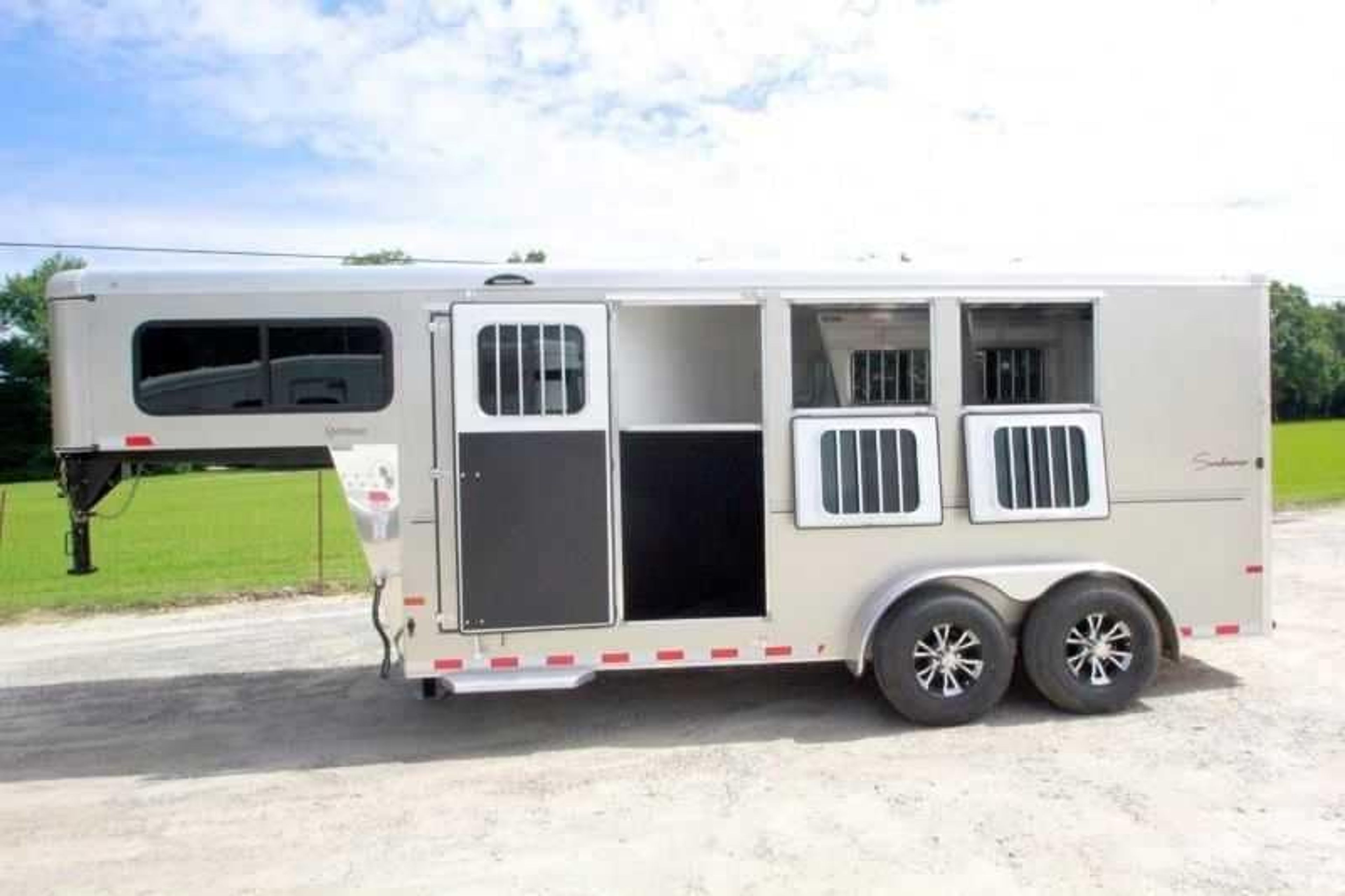 2016 Sundowner 3 Horse Gooseneck — view 4