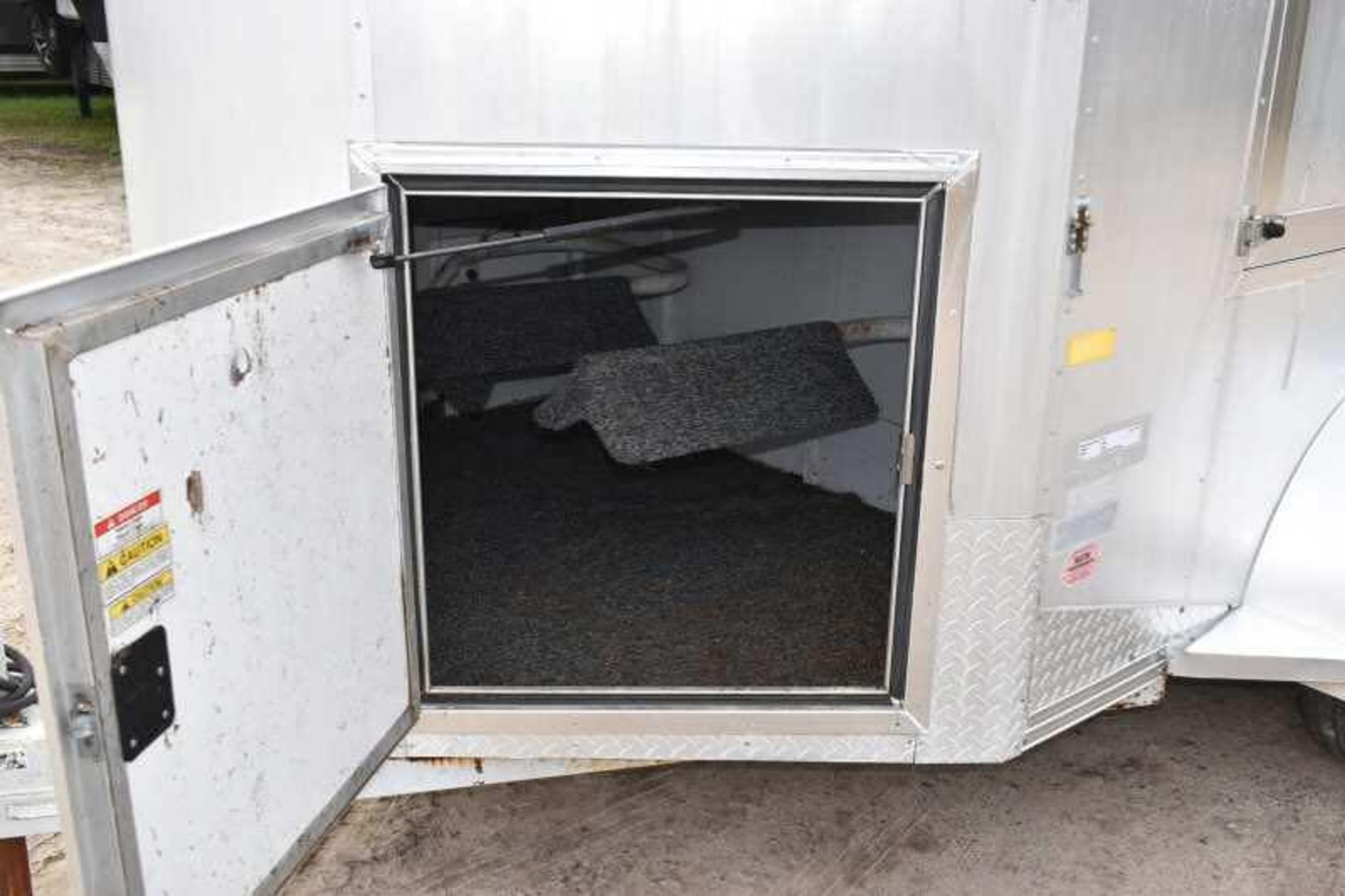 2001 CM Odyssey 2 Horse Trailer — view 23