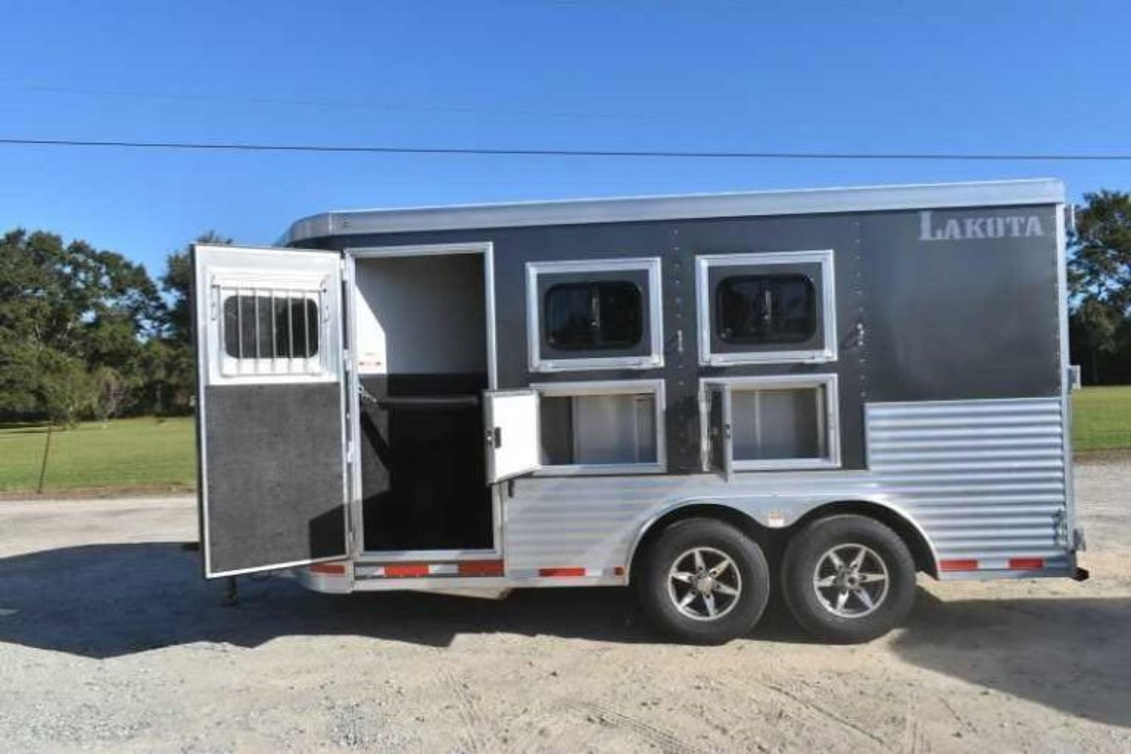 2018 Lakota 83HBPSL 3 Horse Trailer — view 3