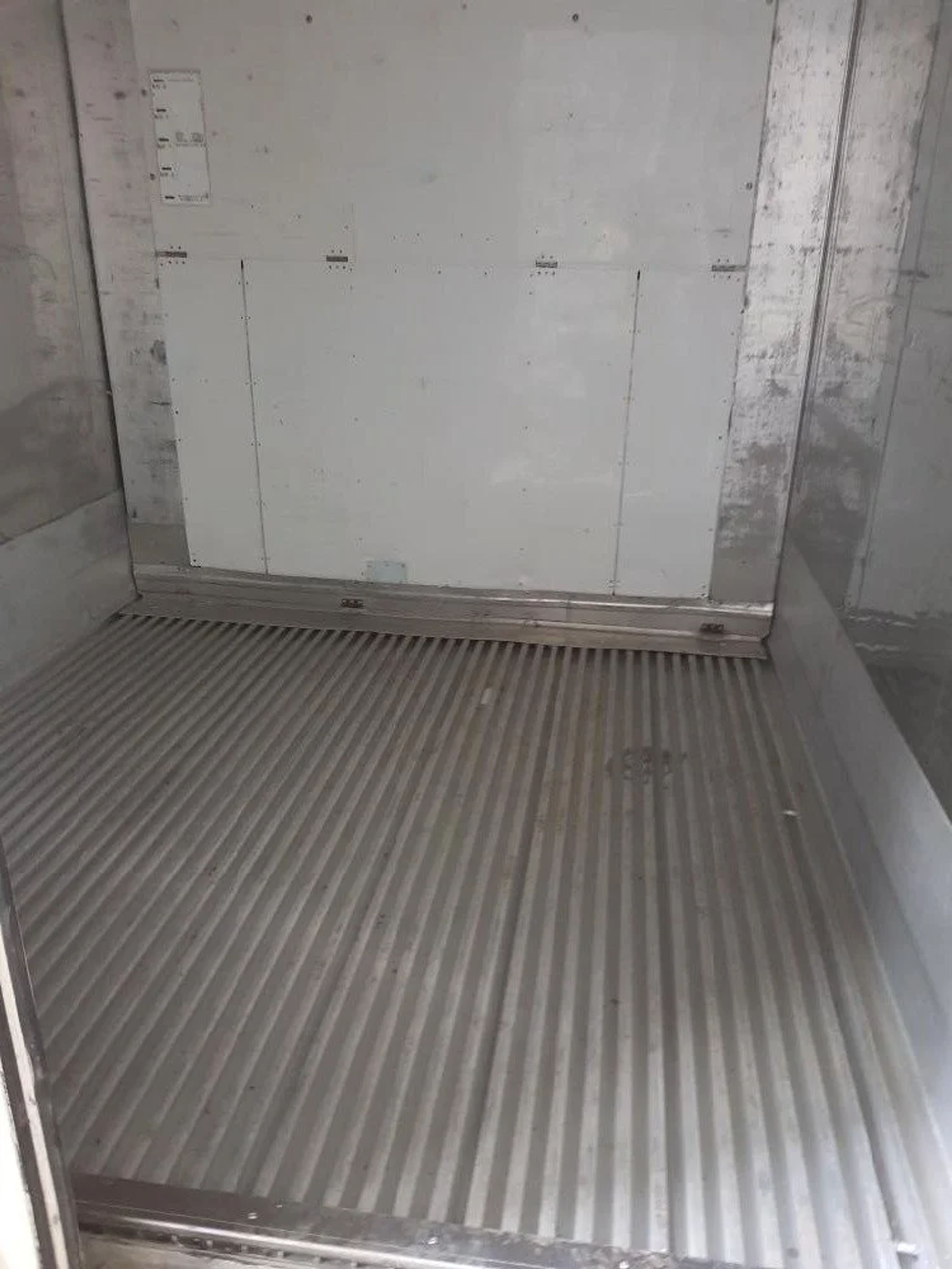 10ft x 8ft 10′ Reefer Container, Used — view 4