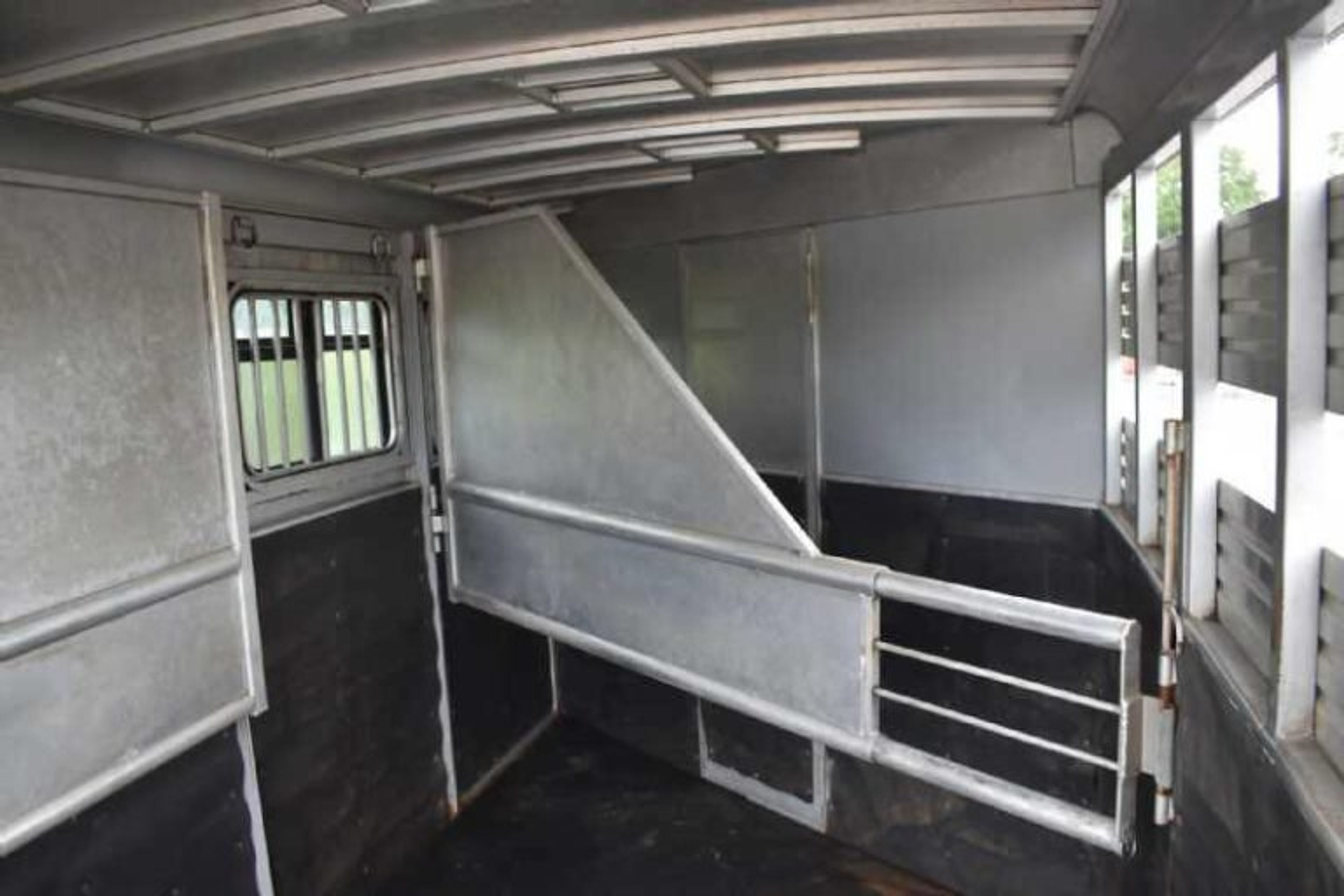 2018 Adam 7304GN 3 Horse Trailer — view 12