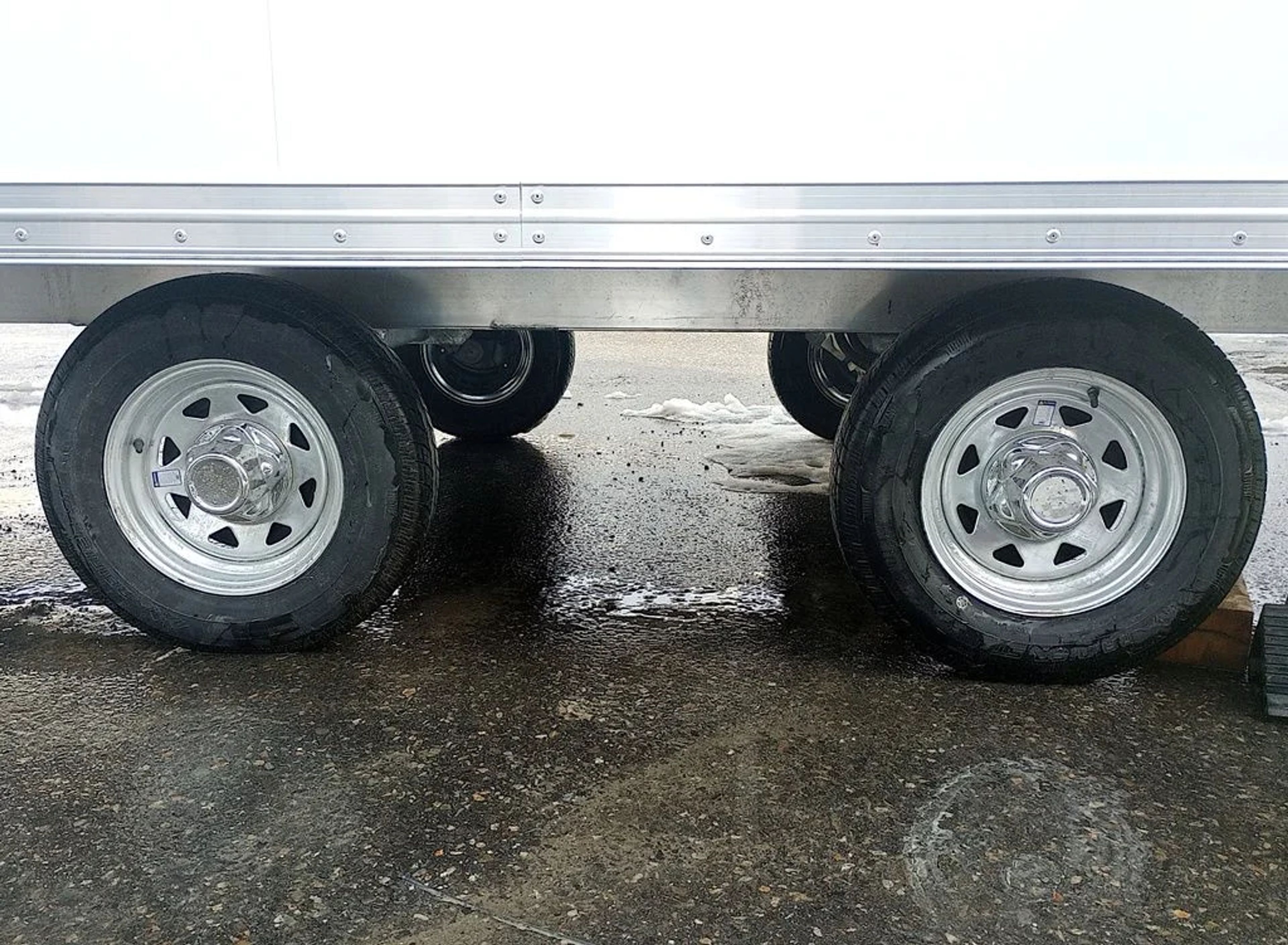 2024 Mission Trailers 101×24 Aluminum 4/5-Place Drive In/Out Deckover — view 5
