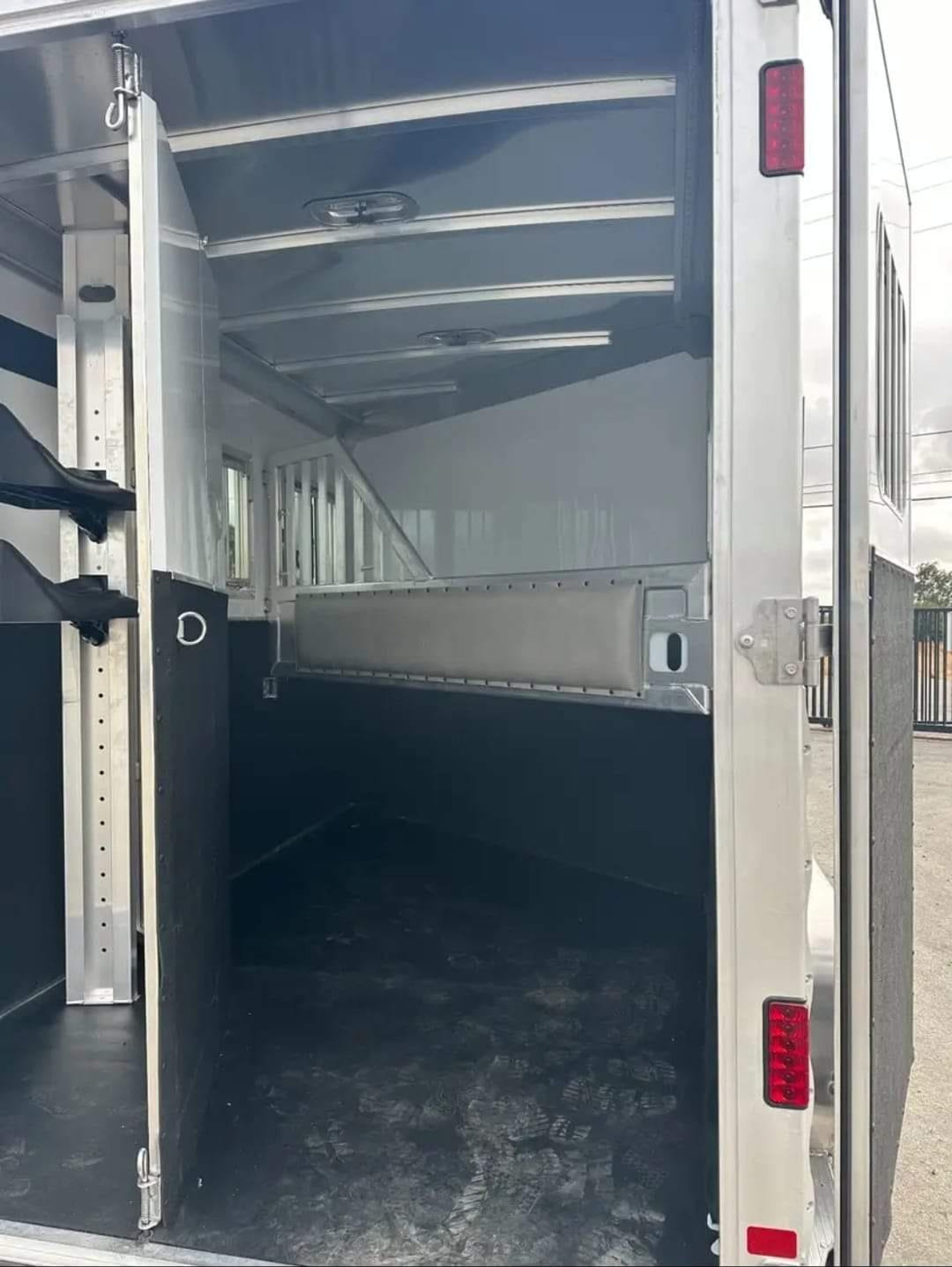 2012 Featherlite 9400 2 Horse Trailer — view 2