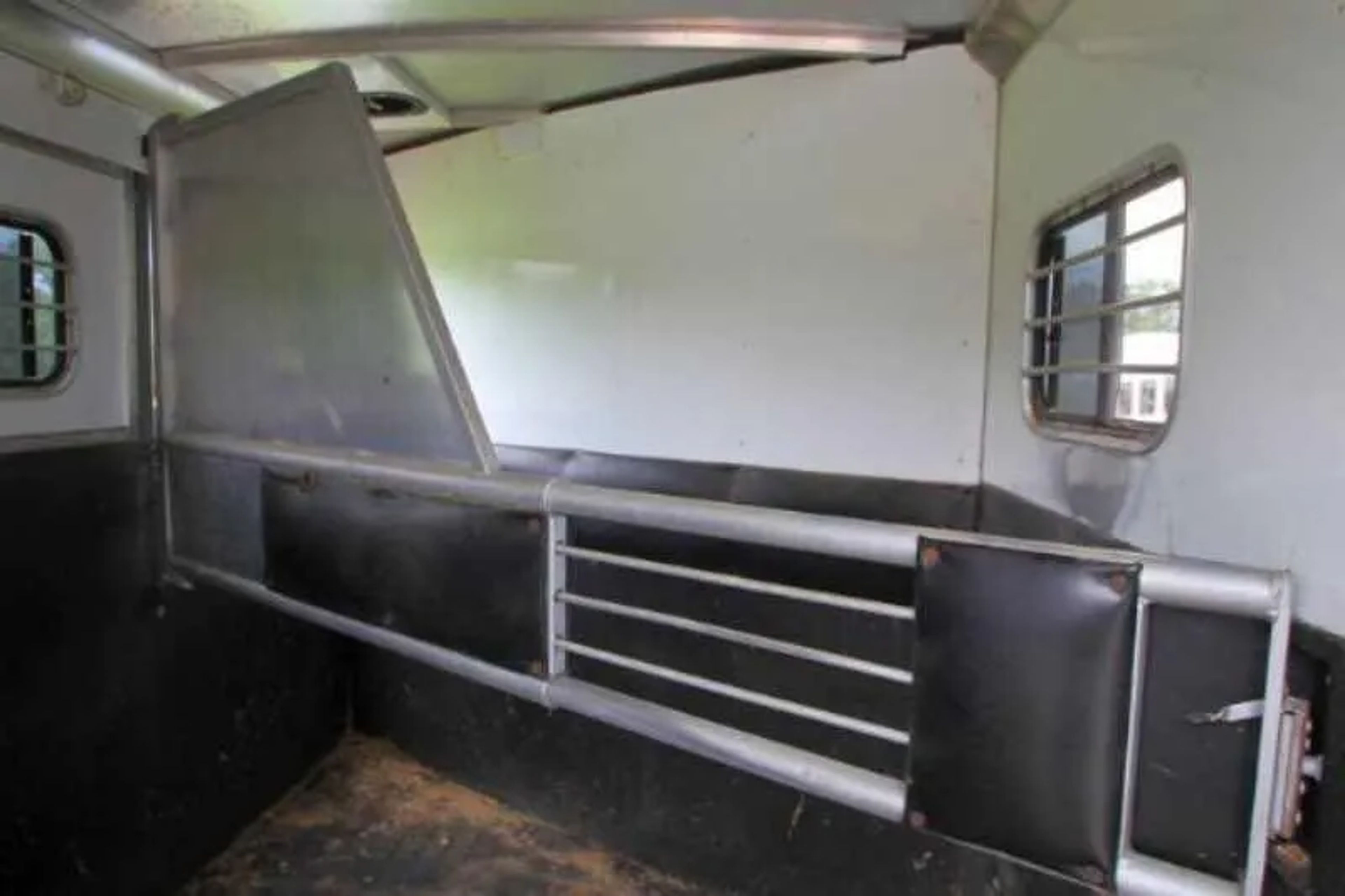 2003 Sundowner 2 Horse — view 16