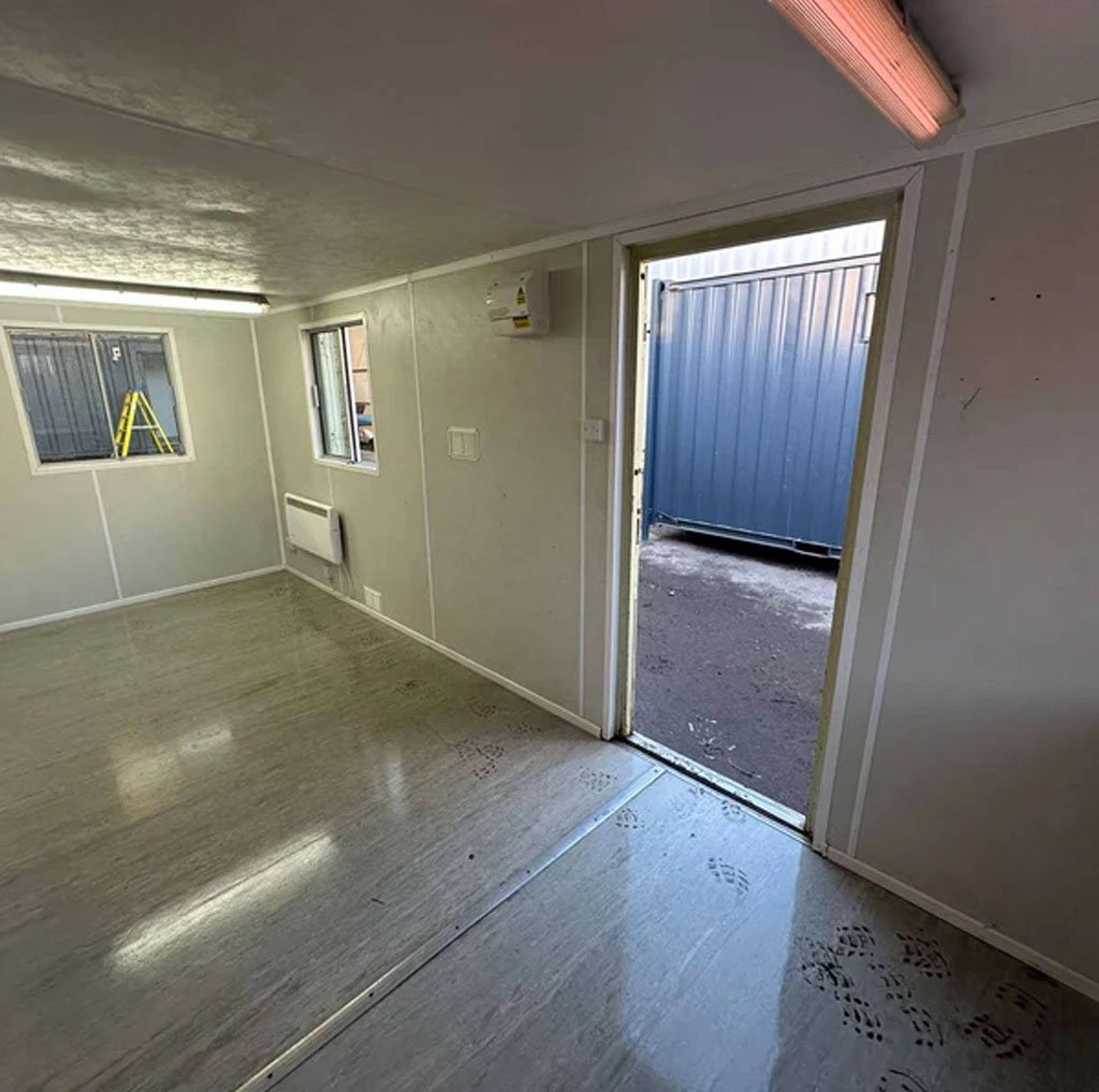 21x8ft Customized Containers — view 5