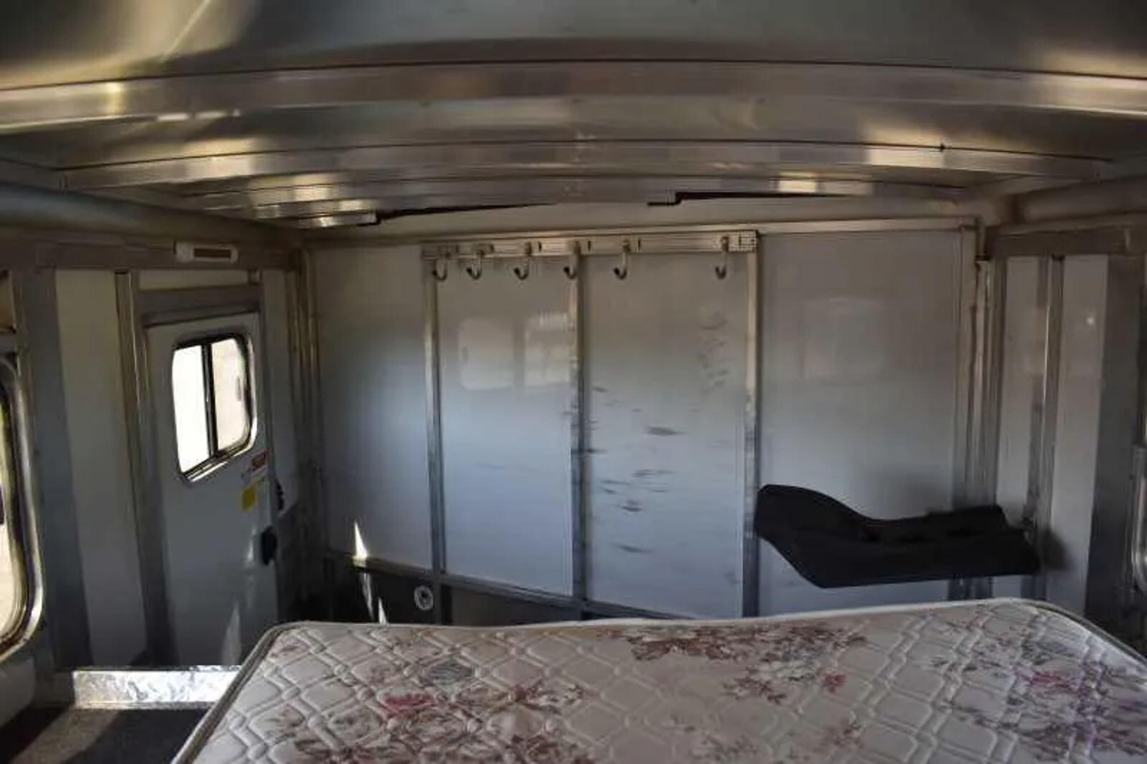 2014 Sundowner 2 Horse Gooseneck Trailer — view 7