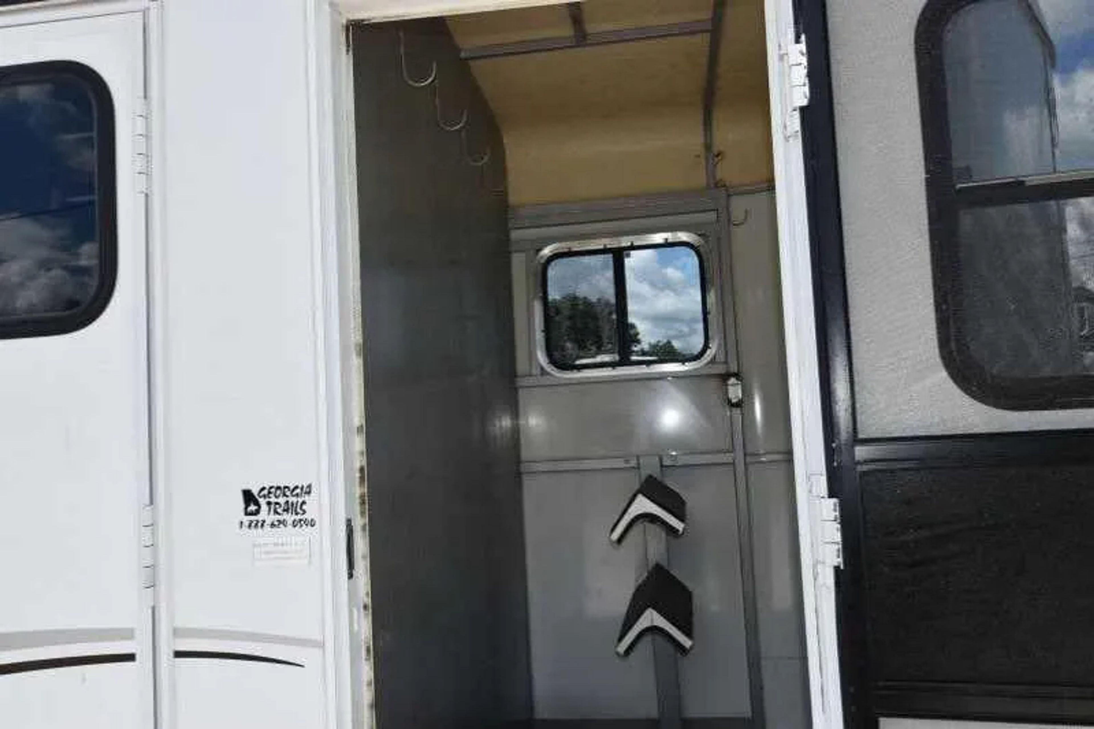 2002 Kiefer Built 2 Horse Bumper Pull — view 10