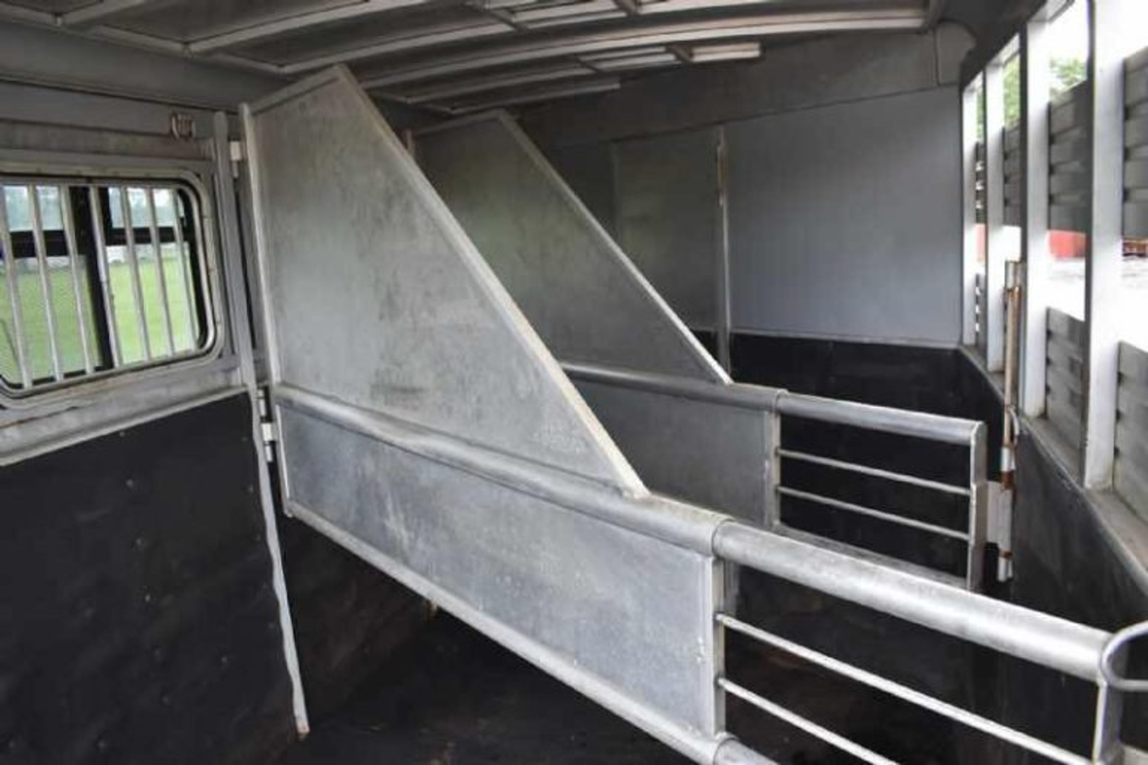 2018 Adam 7304GN 3 Horse Trailer — view 11