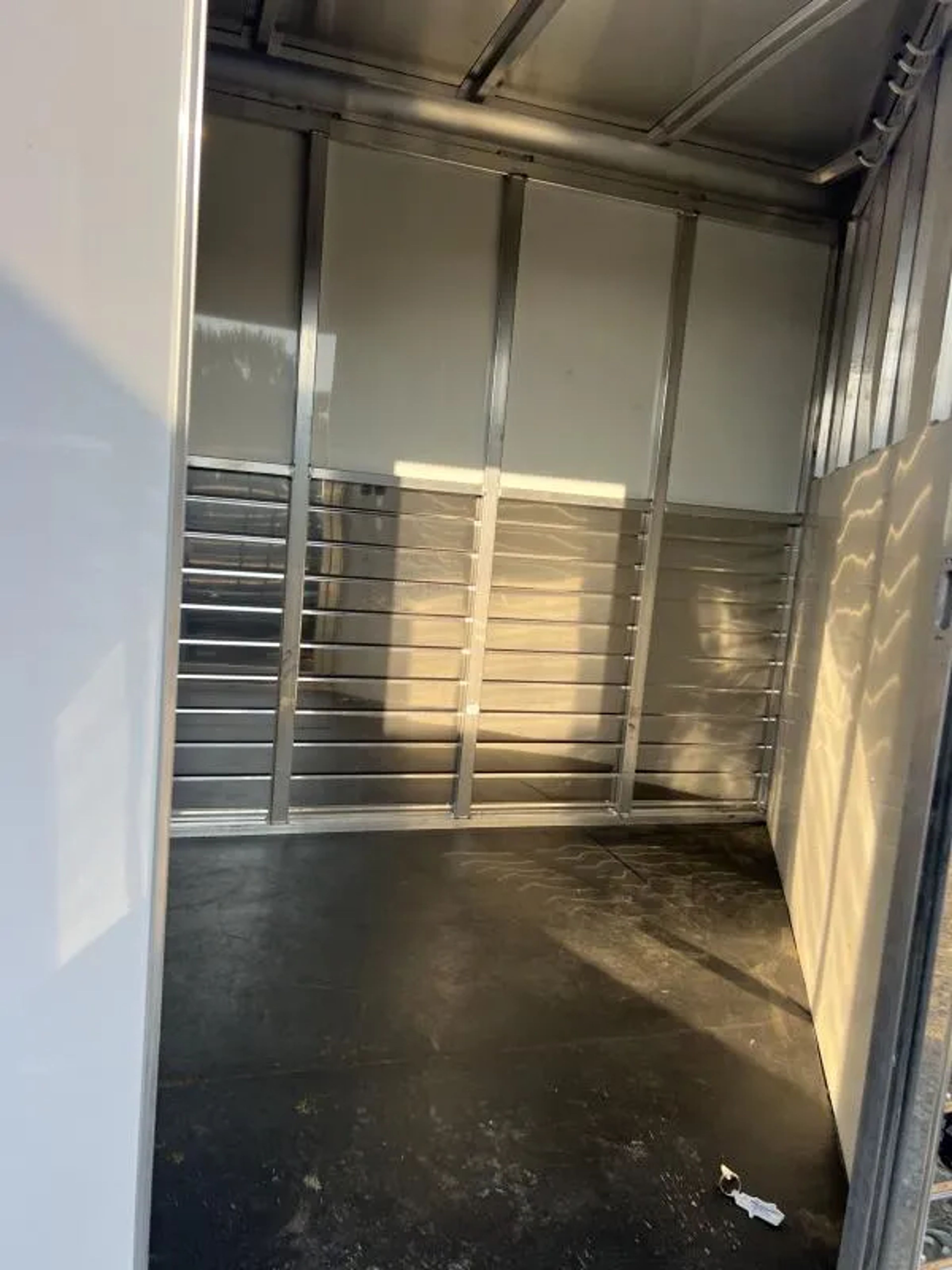 2022 Sundowner 3 Horse Slant GN Trailer — view 7