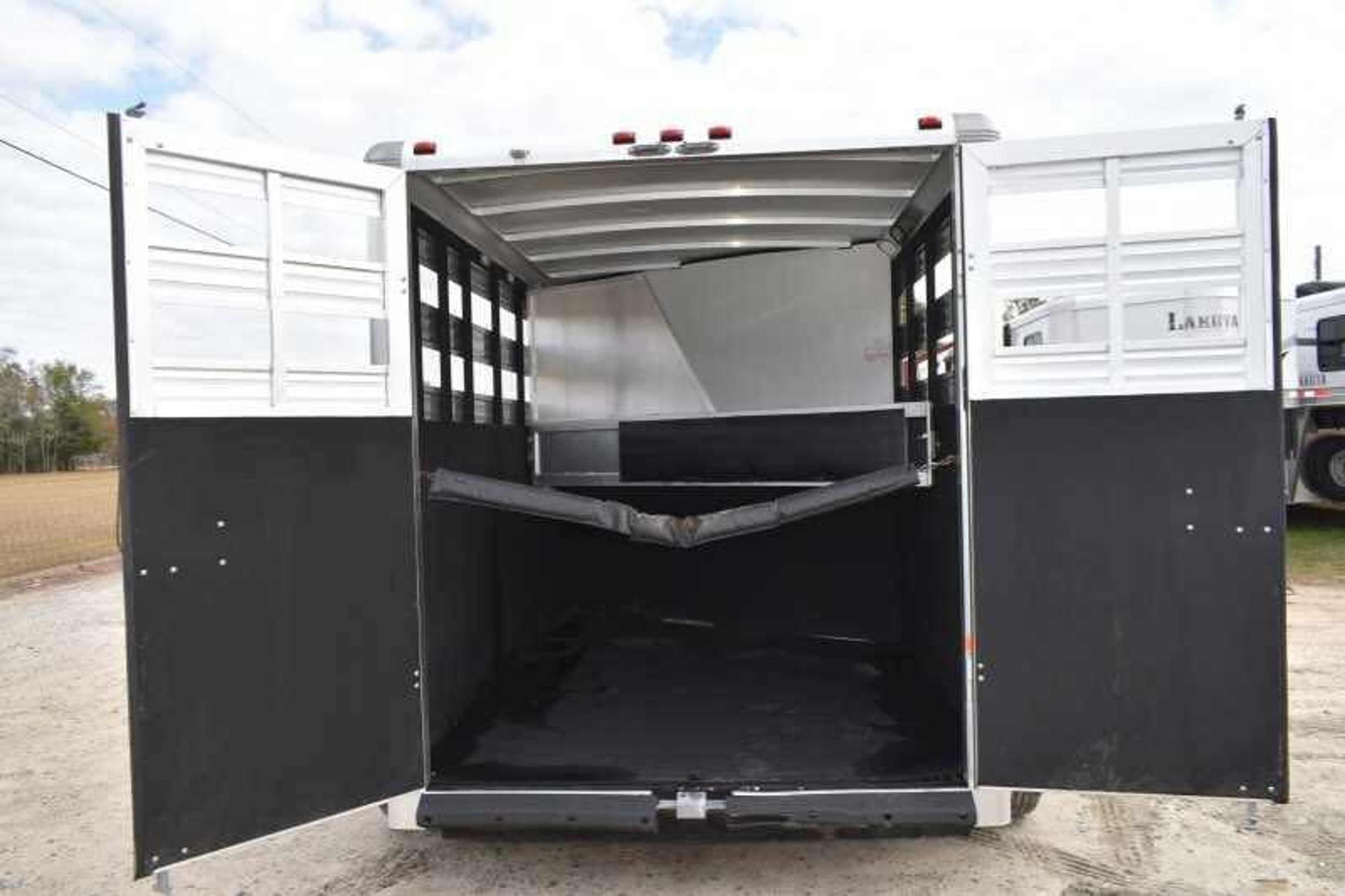 2005 Sundowner Sunlite 2 Horse Trailer — view 3