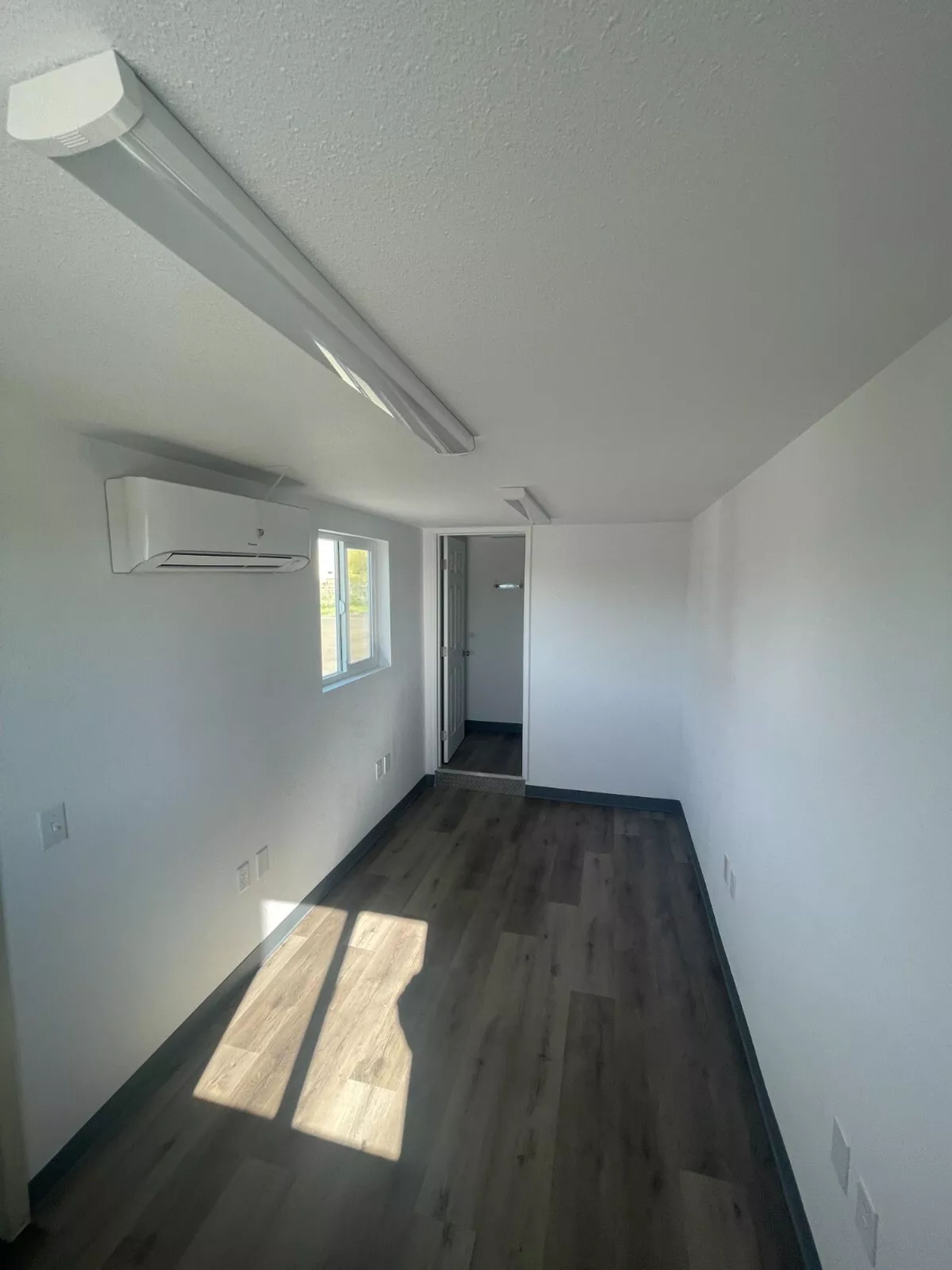 20 foot office refurbished shipping container — view 4