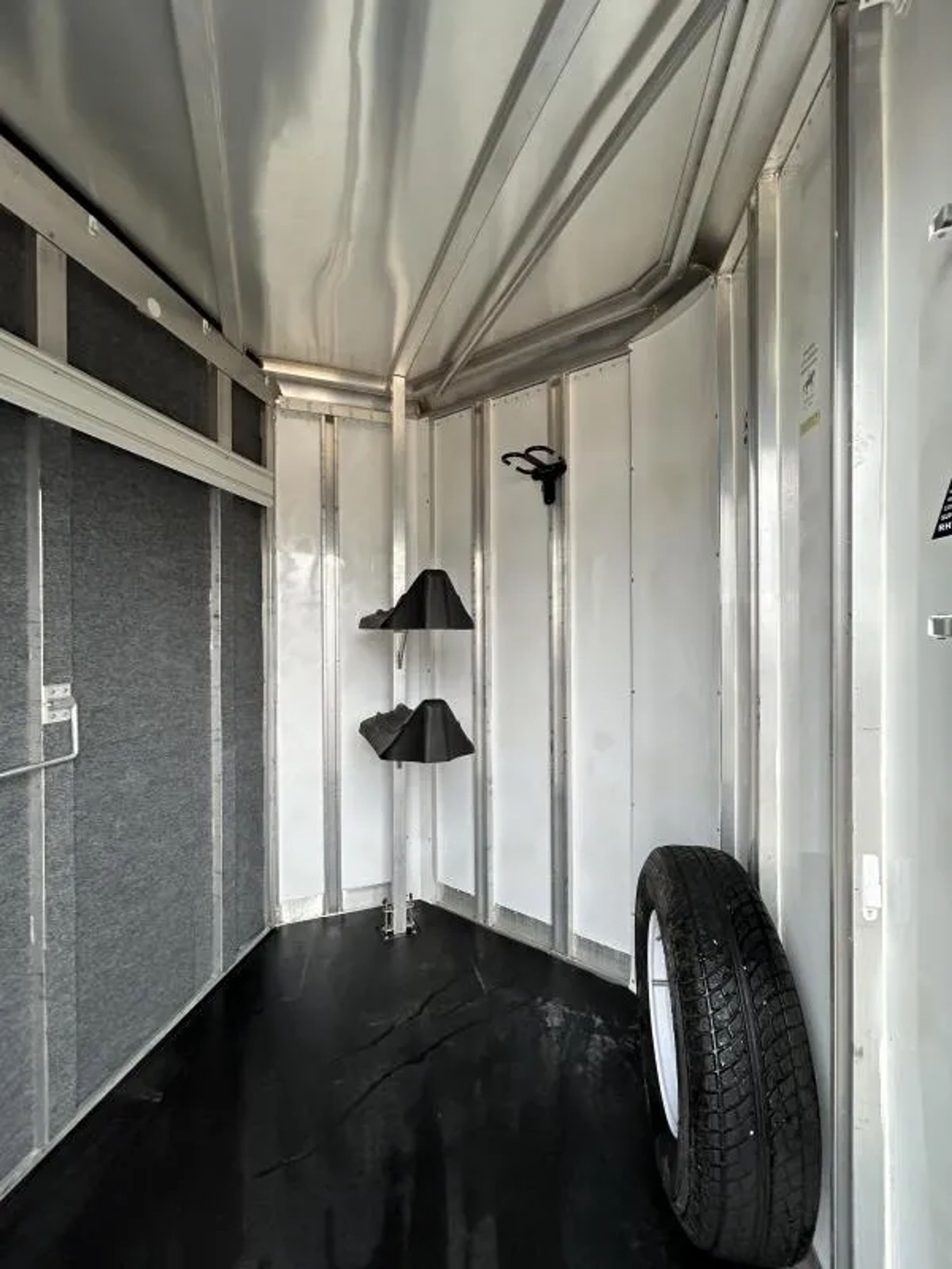 2007 Exiss 2 Horse Trailer — view 7