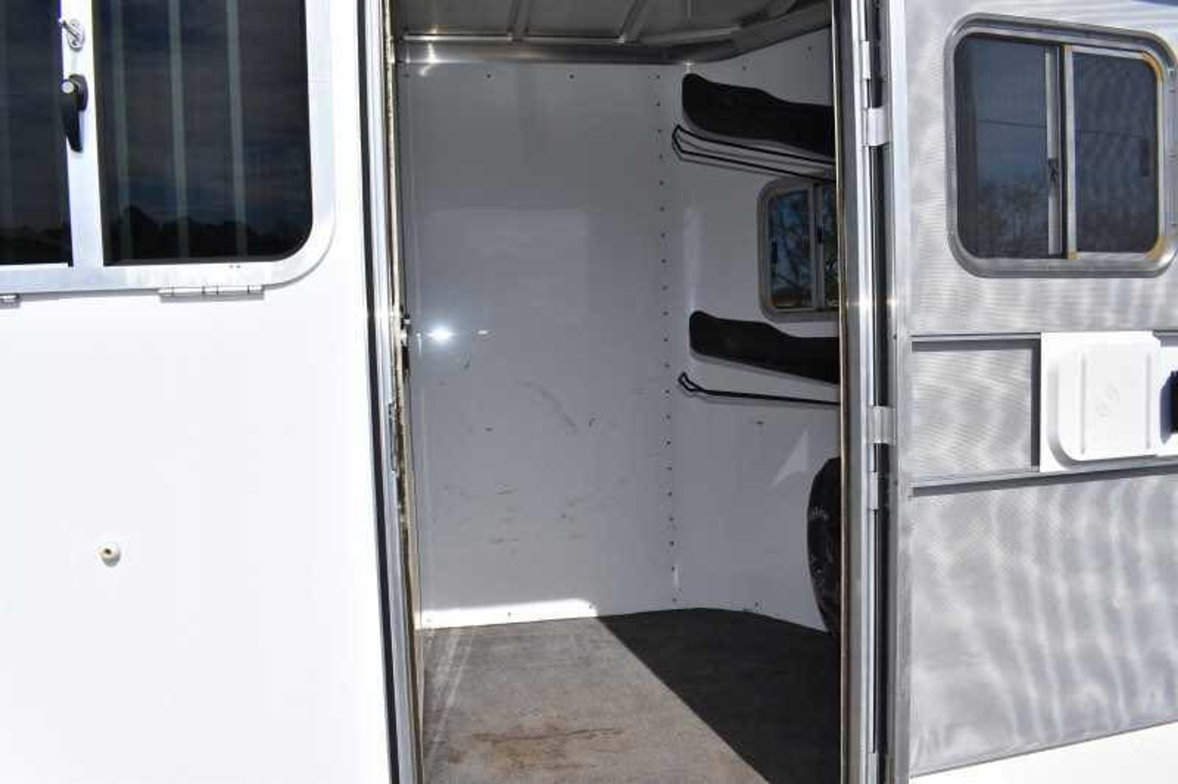 2005 Featherlite 2HST 2 Horse Trailer — view 15