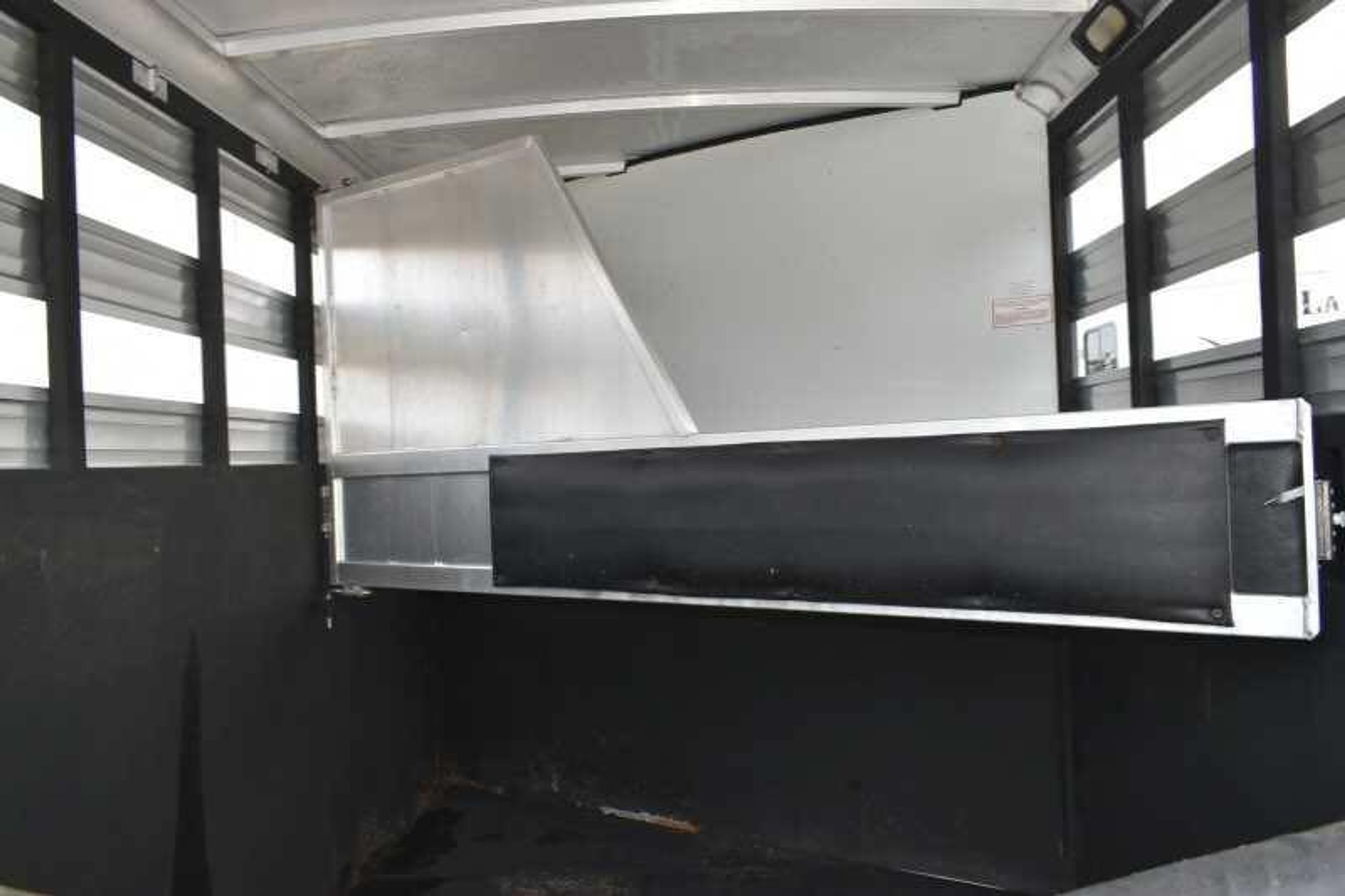 2005 Sundowner Sunlite 2 Horse Trailer — view 11