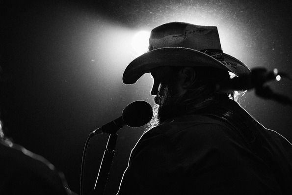 CHRIS STAPLETON WINS TWO AWARDS AT 66TH ANNUAL GRAMMY AWARDS