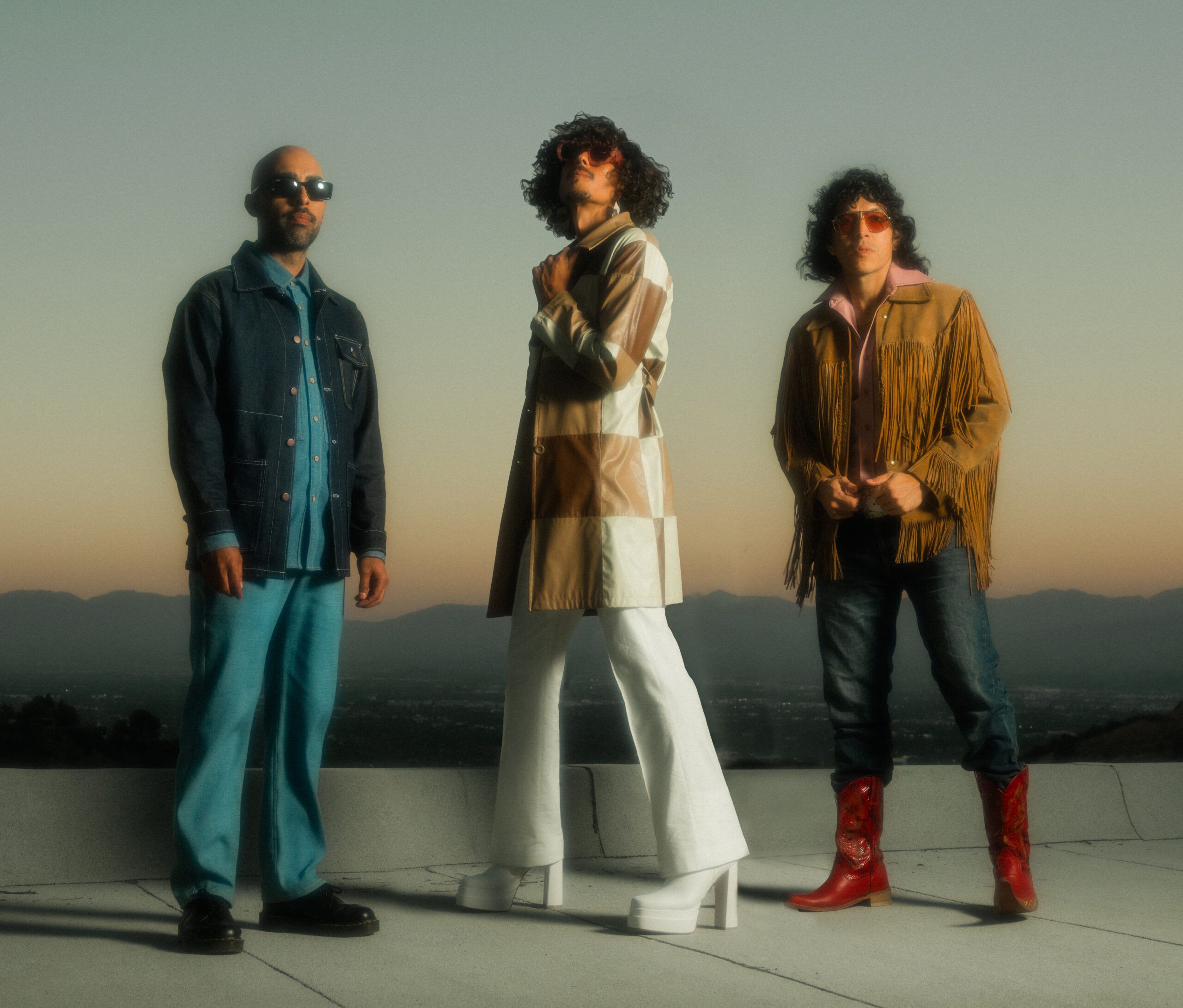 Chicano Batman : Fly (Official Video)