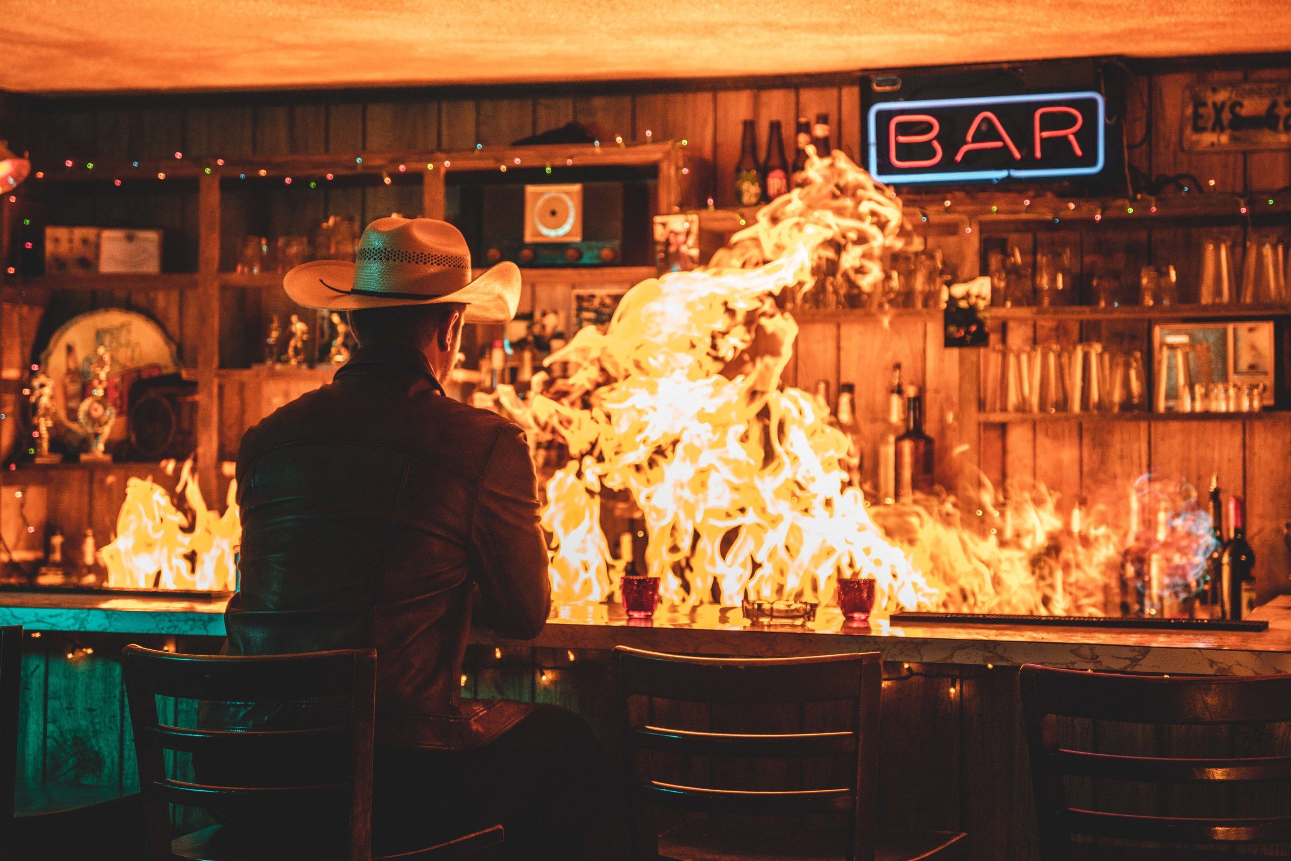 DUSTIN LYNCH GOES THE TALKING HEADS ROUTE ON “MOMMA’S HOUSE”