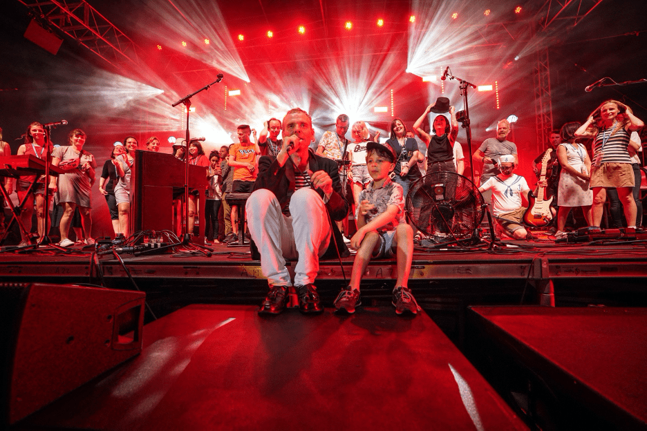 Belle and Sebastian- “The Boy With The Arab Strap (Live)” (Official Music Video)