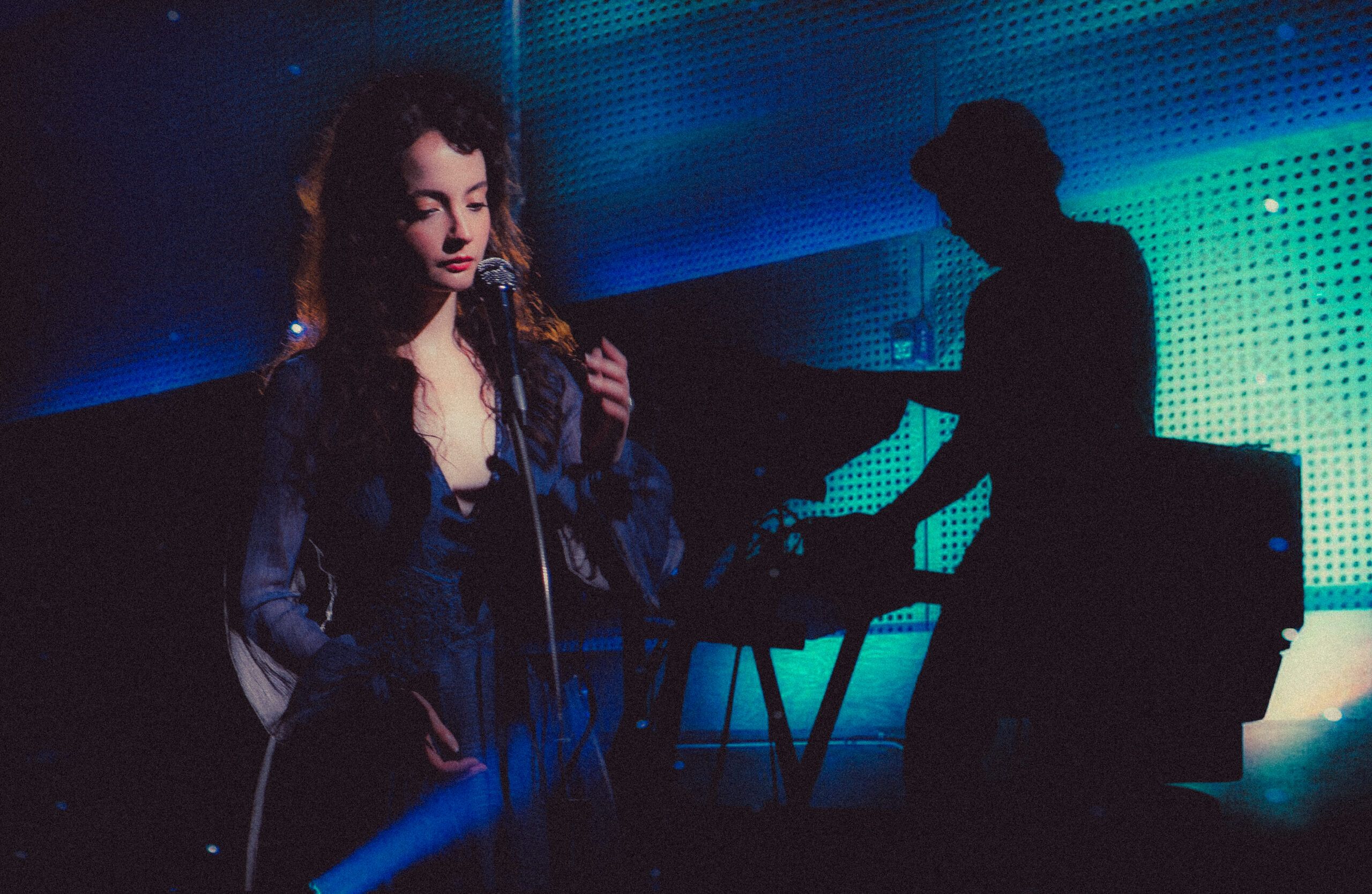 Gloria de Oliveira & Dean Hurley Share “Something to Behold”