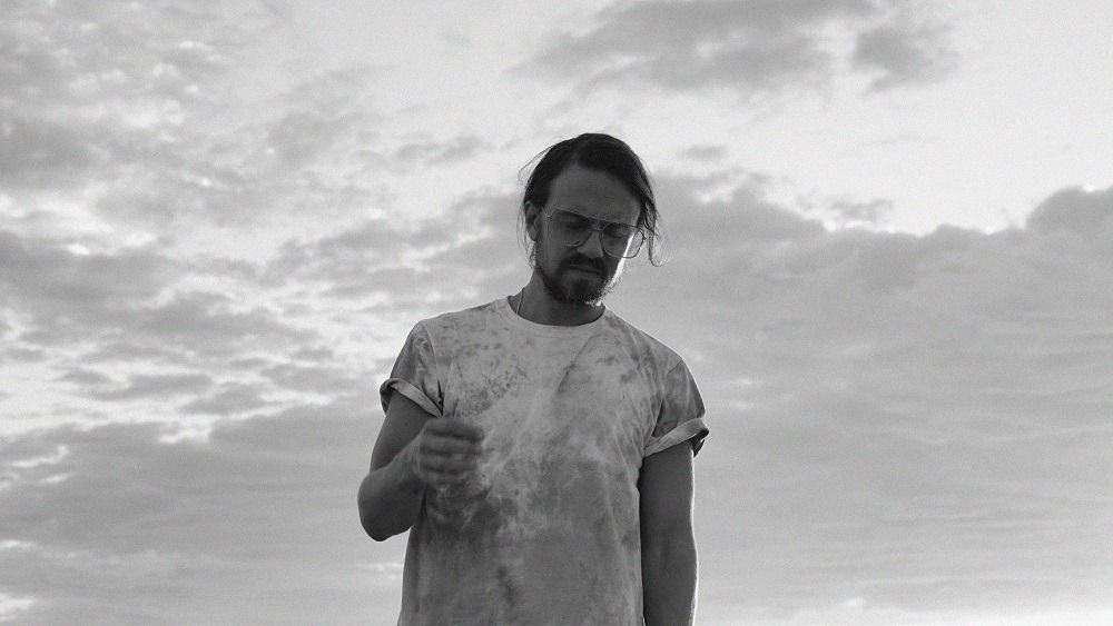 Bradley Arthur Maxwell Shares New Track “Easy On Me”