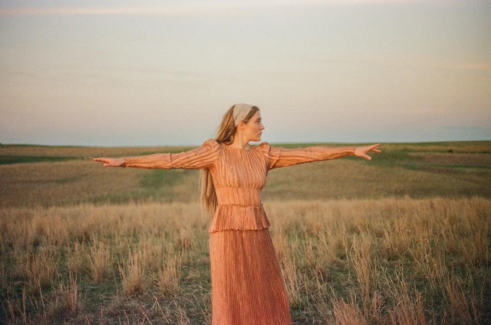 Cornelia Murr Unearths B-Sides: “Treaty” and “Gotta Give”