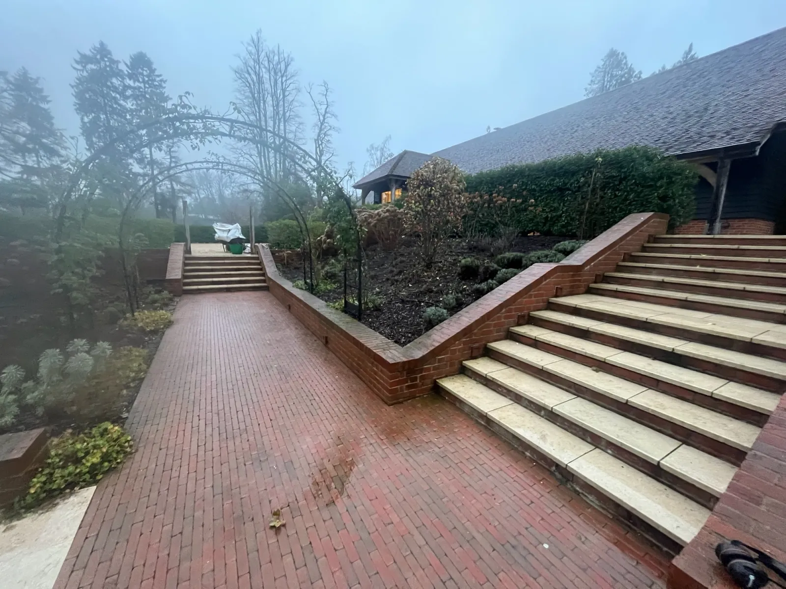 Gritting paths and steps