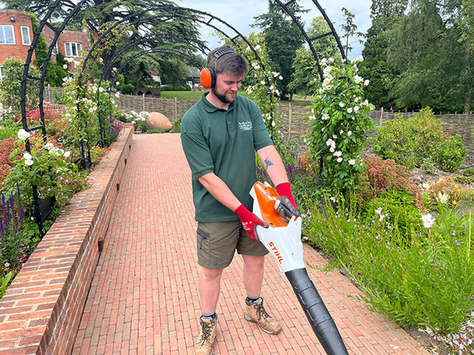 Path winter maintenance leaves clearance