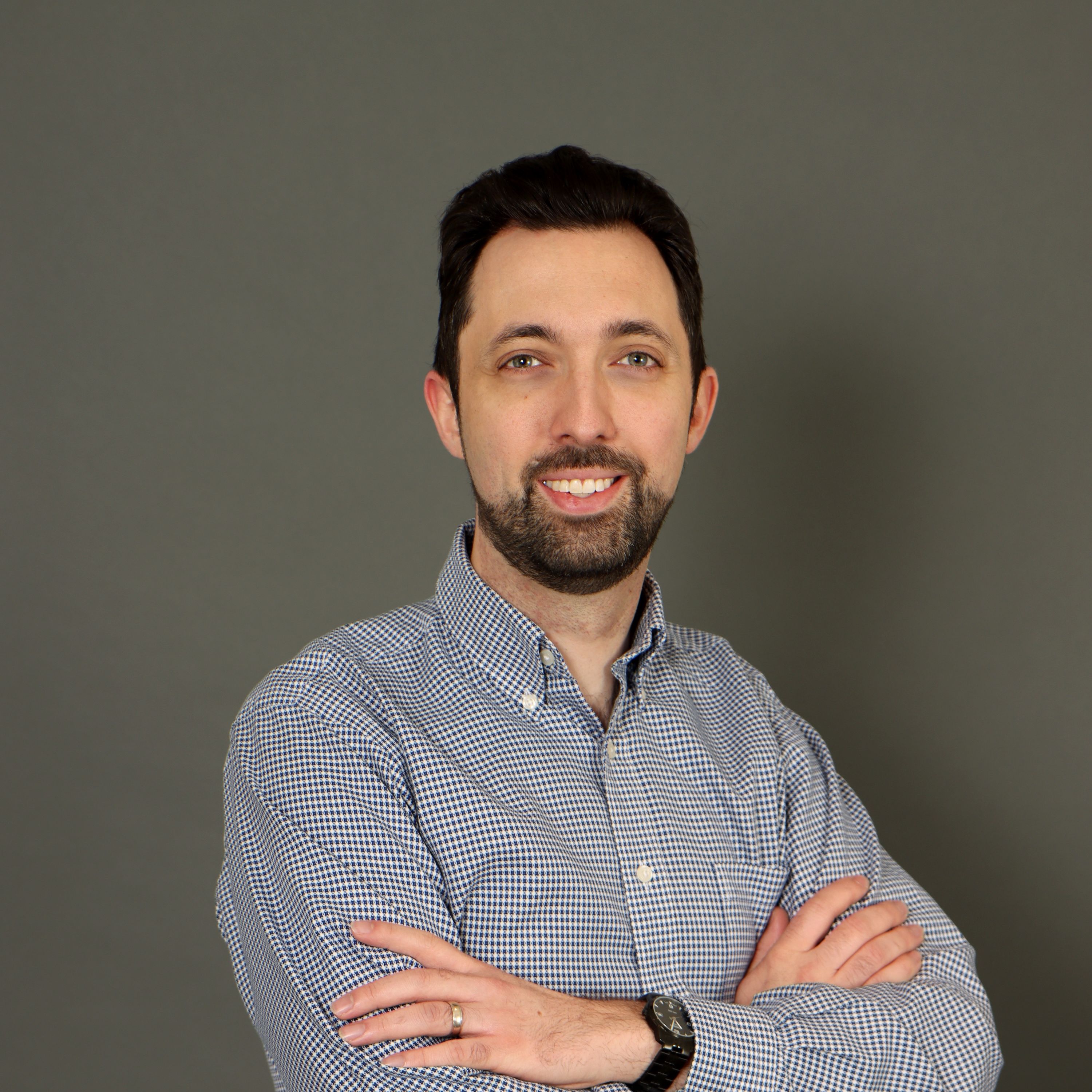 Evan Muller headshot on a dark background
