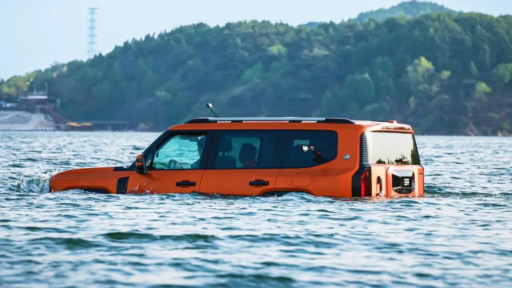Hem Suda Yüzen Hem Karada Giden SUV