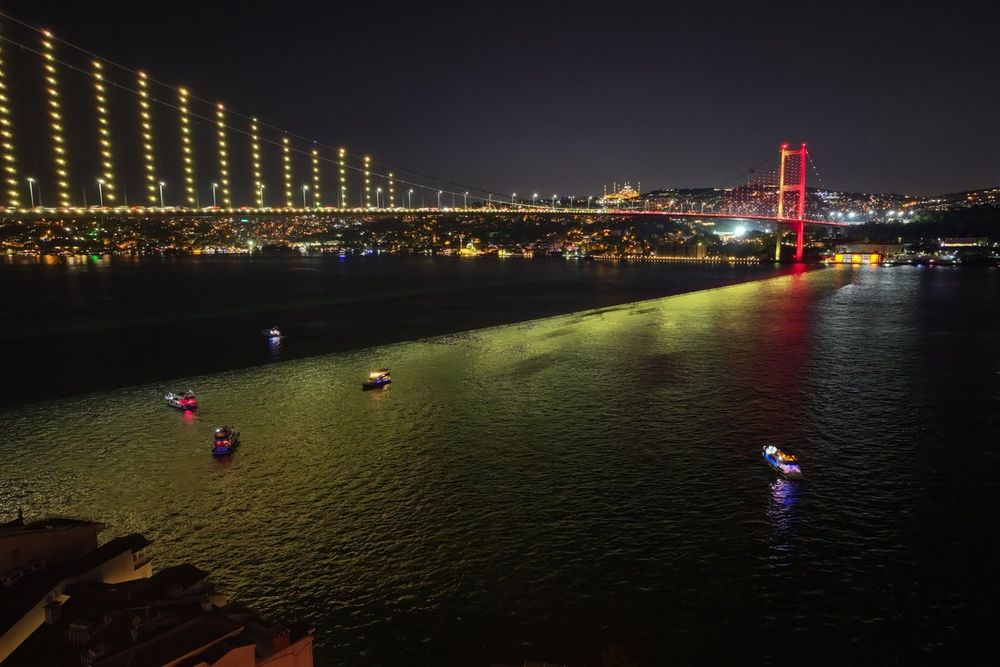 15 Temmuz Şehitler Köprüsü, Galatasaray'ın Şampiyonluğuyla Sarı-Kırmızıya Büründü 💛❤️