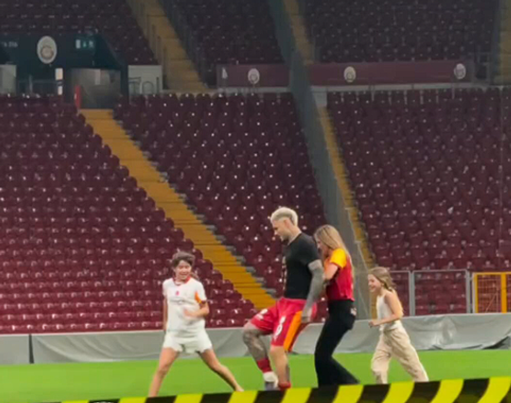 Mauro Icardi, Ailesiyle Saha Başında Şampiyonluk Coşkusunu Doyasıya Yaşadı 🦁💛❤️