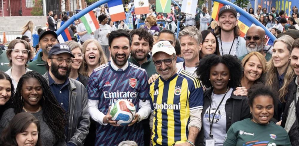 Hamdi Ulukaya, New York Belediye Başkanı ile Sokak Futbolunda Buluştu