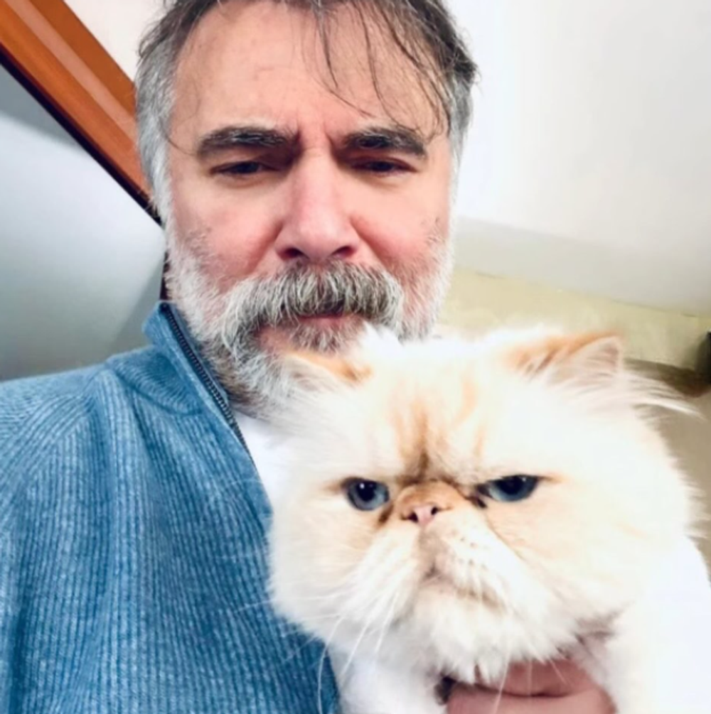 Oktay Kaynarca'dan kedisiyle benzerlik paylaşımı: "Tamam benziyormuşuz, ne yapalım?"