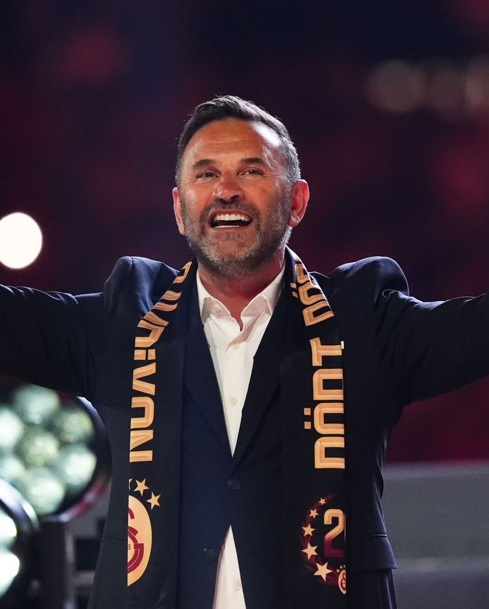 Okan Buruk sahnede: 4. şampiyonluğunu taraftarlarla birlikte kutluyor 🏆🟡🔴
