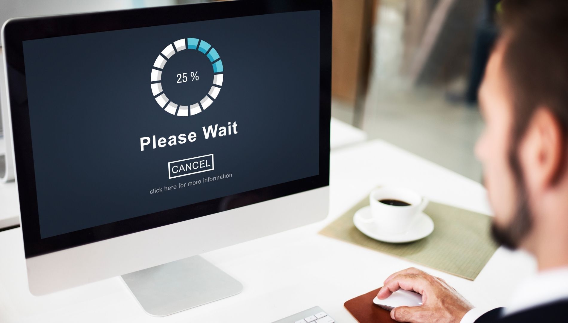 muž, který čeká až se mu něco načte na monitoru