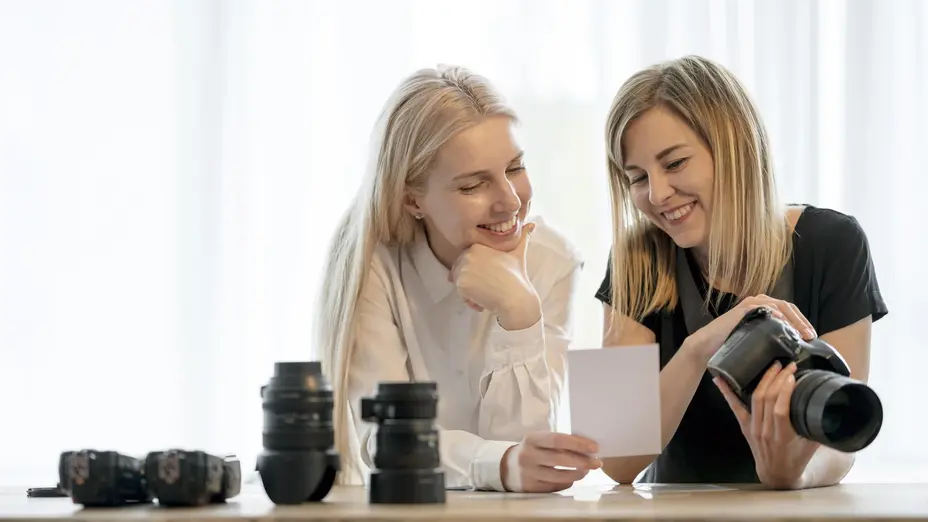 žena ukazuje fotografce fotografii