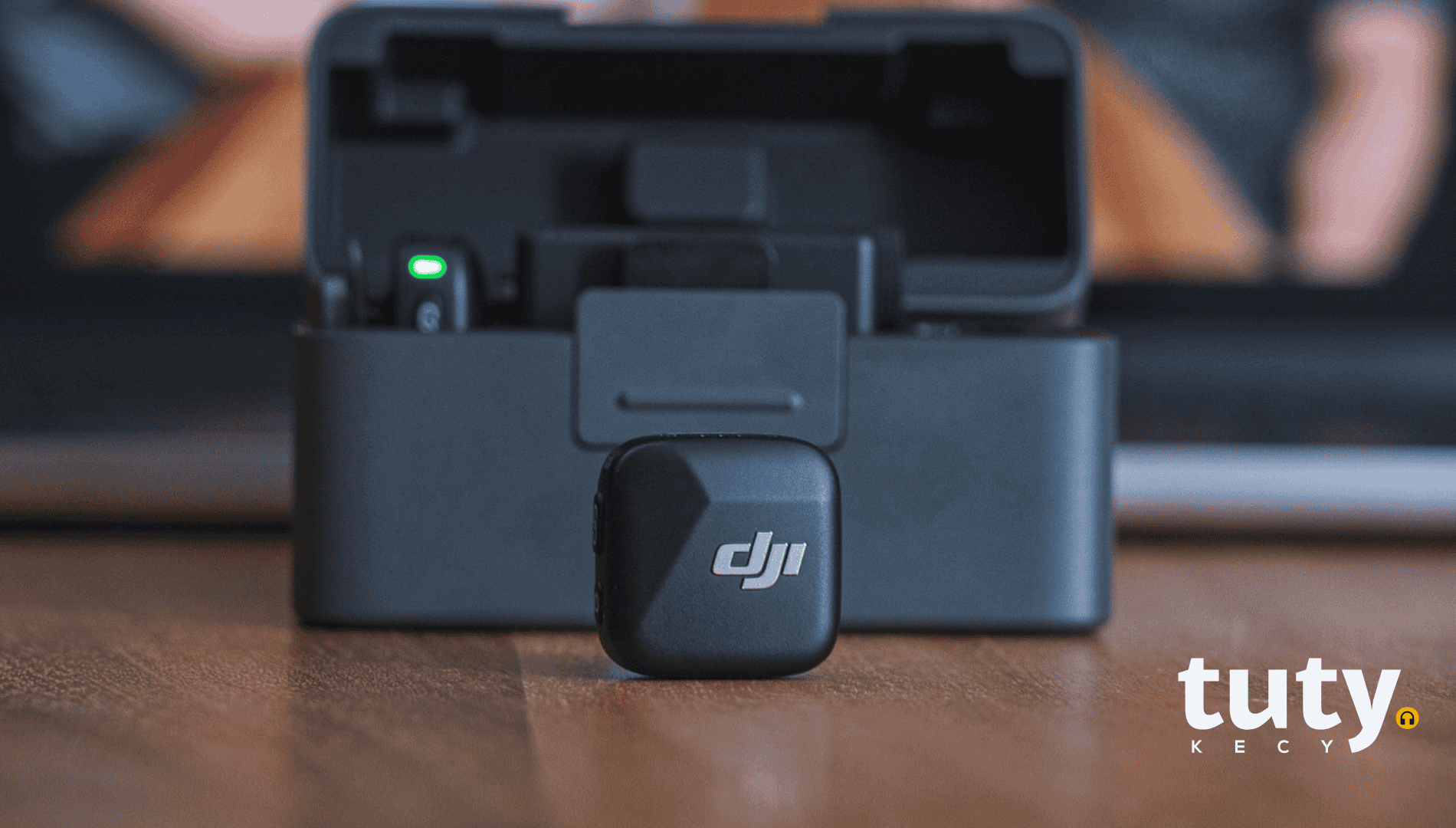 DJI Mic Mini na stole při natáčení podcastu Tuty kecy